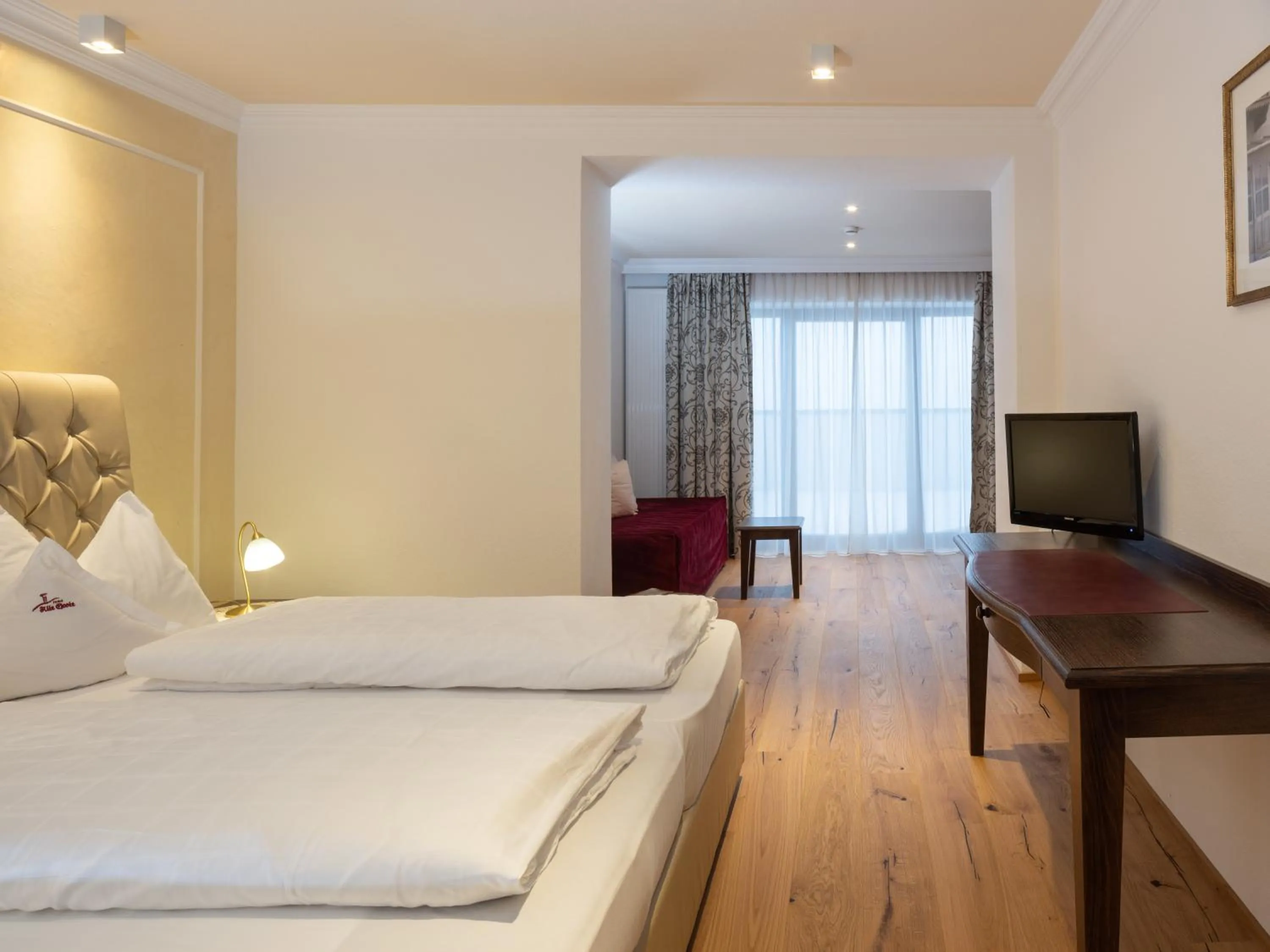 Communal lounge/ TV room, Bed in Historic Hotel Alte Goste