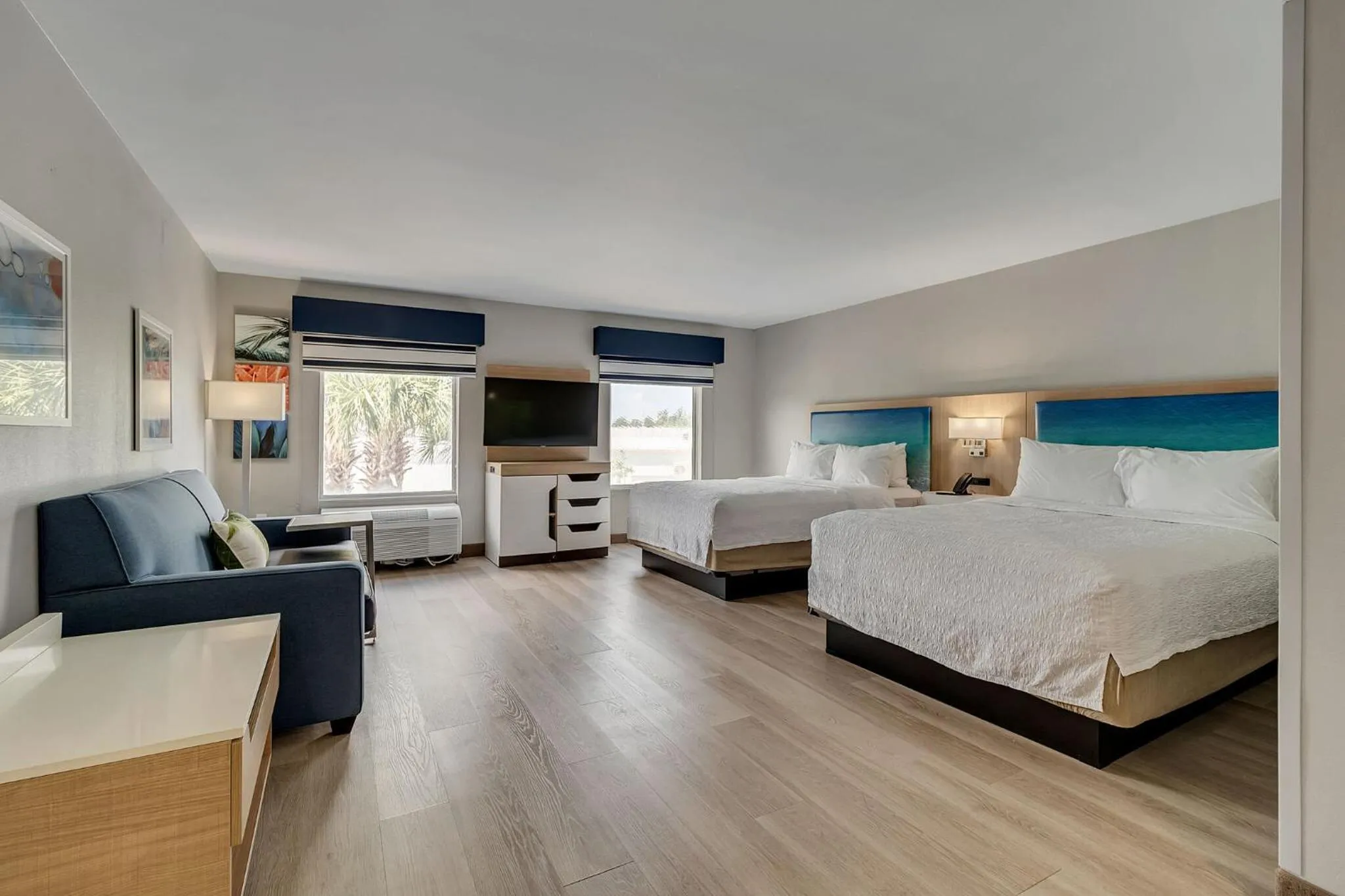 Photo of the whole room, Bed in Hampton Inn & Suites Destin Sandestin Area