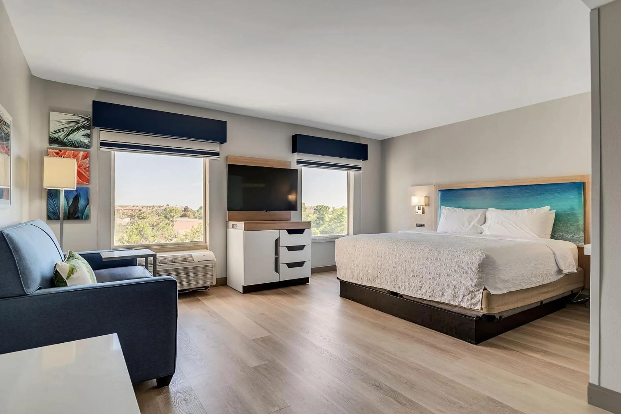 Photo of the whole room, Bed in Hampton Inn & Suites Destin Sandestin Area