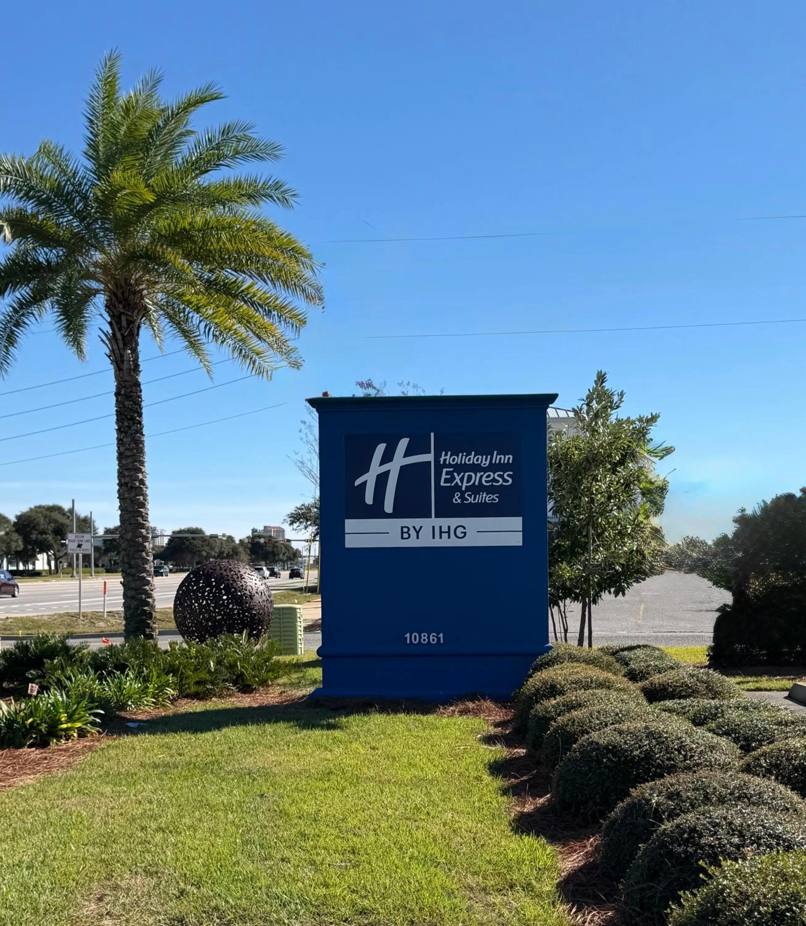 Property building in Holiday Inn Express & Suites Destin - Miramar Beach by IHG