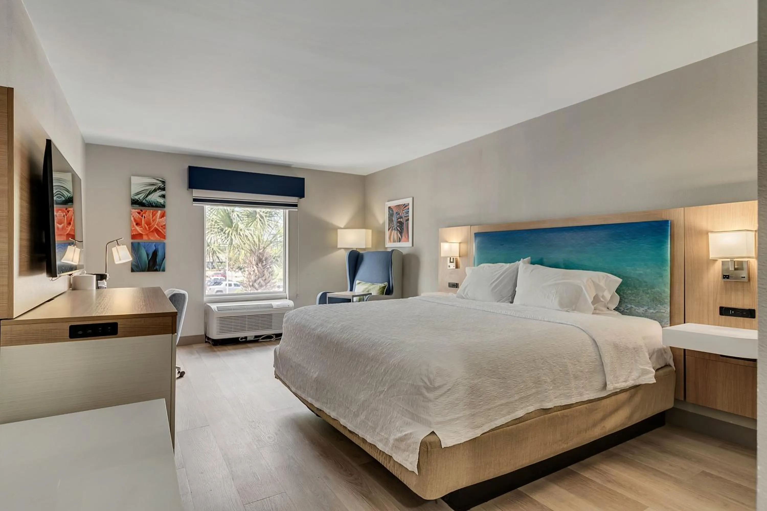 Photo of the whole room, Bed in Hampton Inn & Suites Destin Sandestin Area