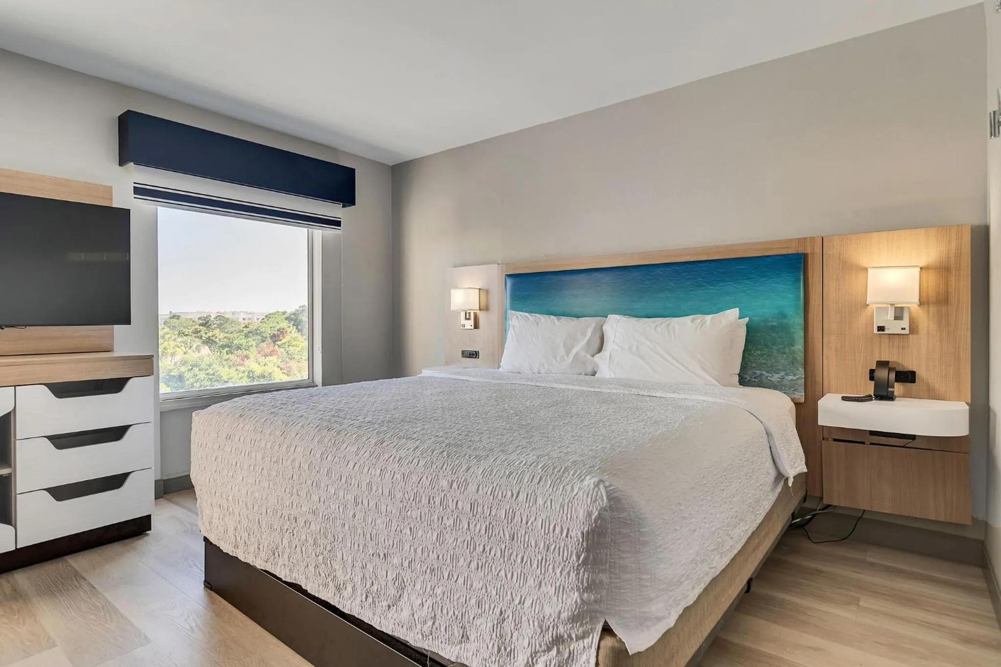 Photo of the whole room, Bed in Hampton Inn & Suites Destin Sandestin Area