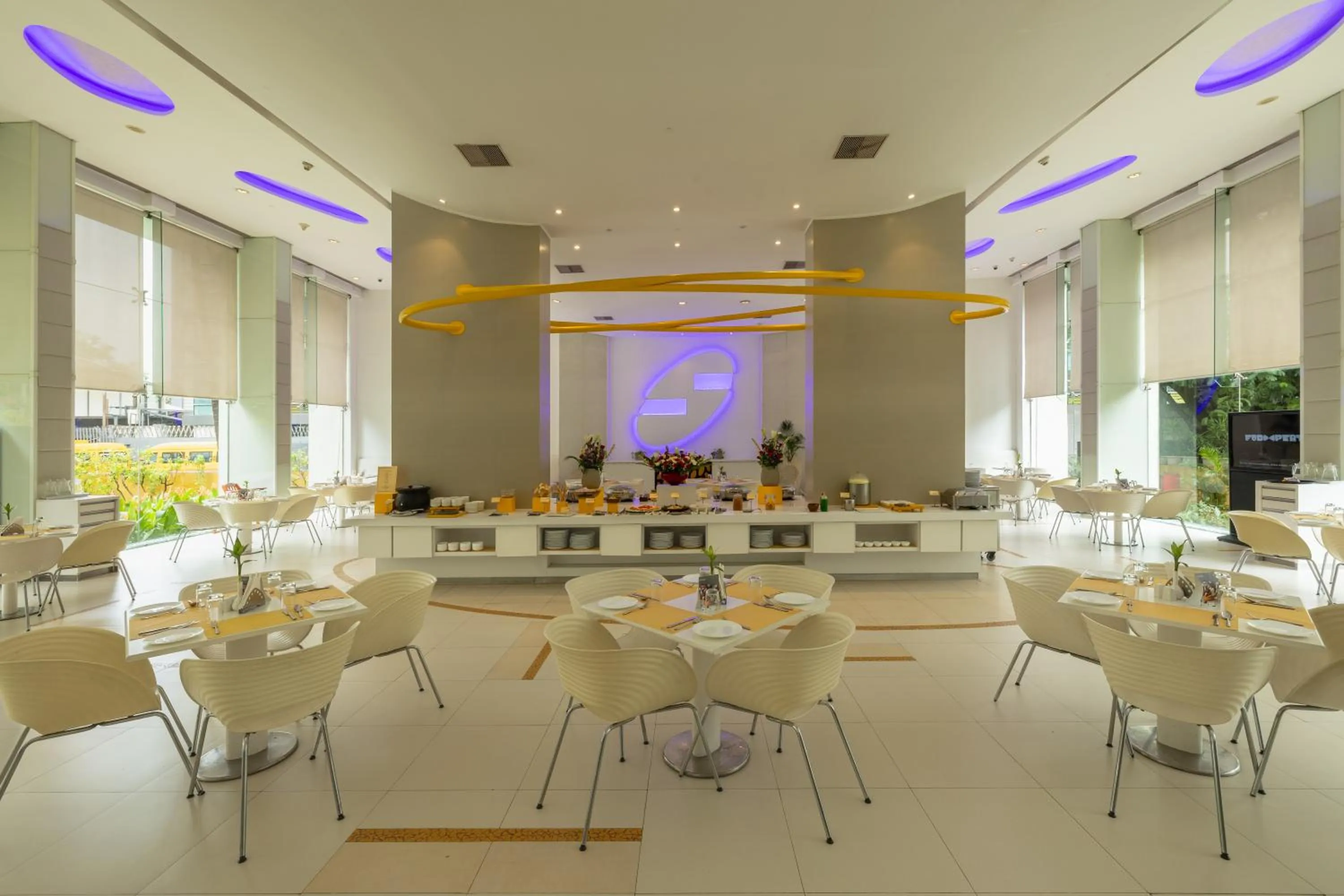 Restaurant/places to eat in Hotel Kohinoor Elite near BKC