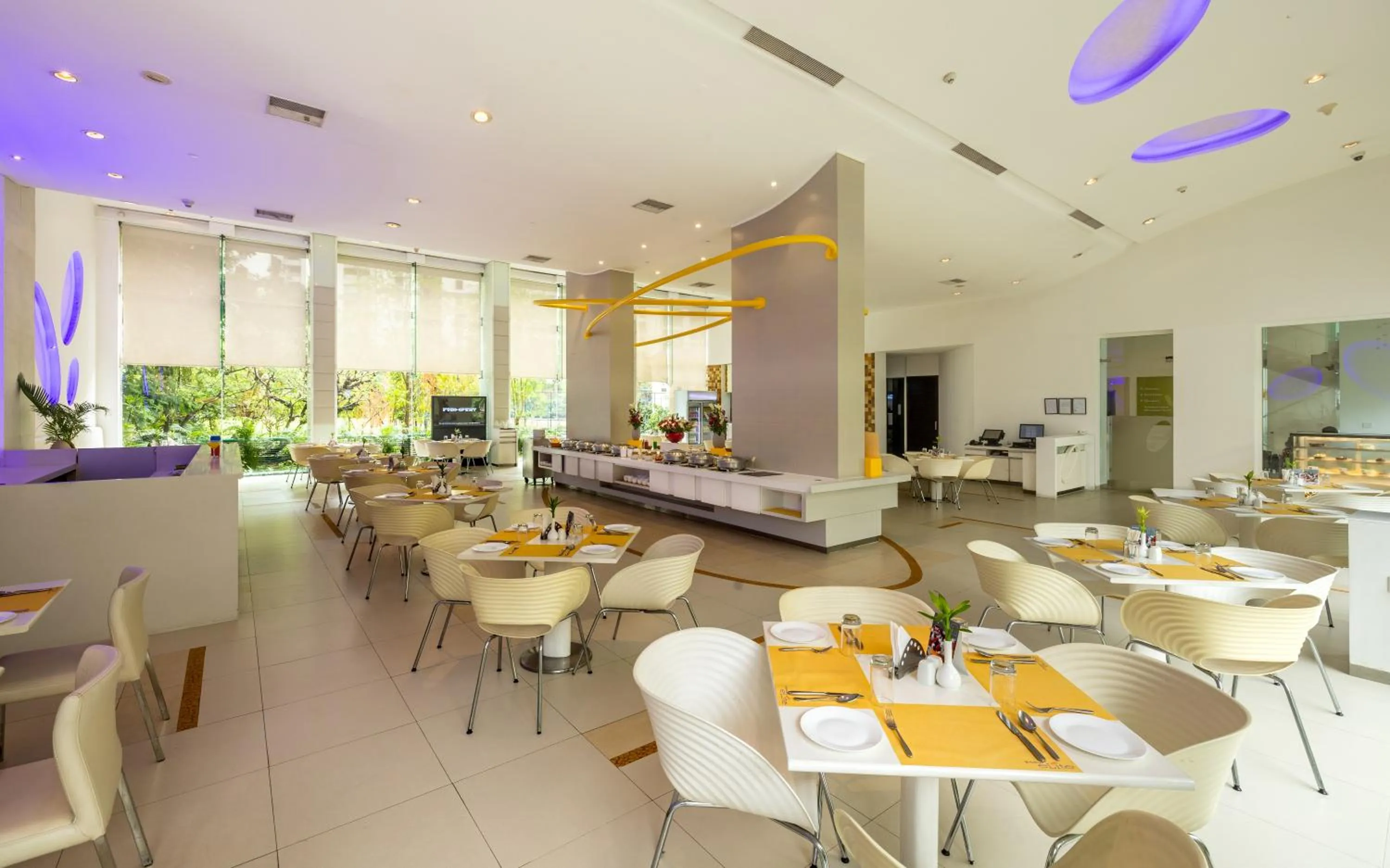 Restaurant/places to eat in Hotel Kohinoor Elite near BKC