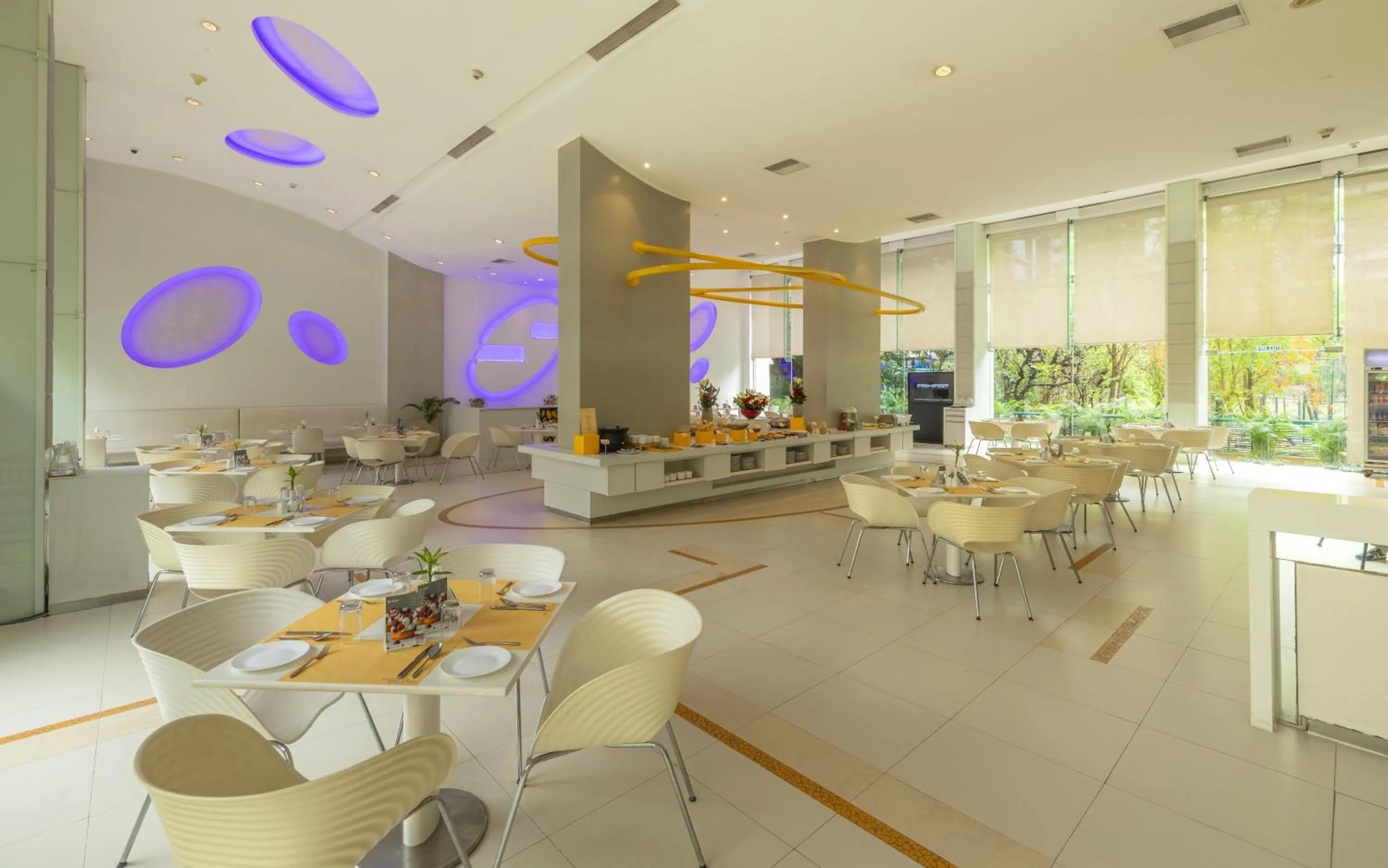 Restaurant/places to eat in Hotel Kohinoor Elite near BKC