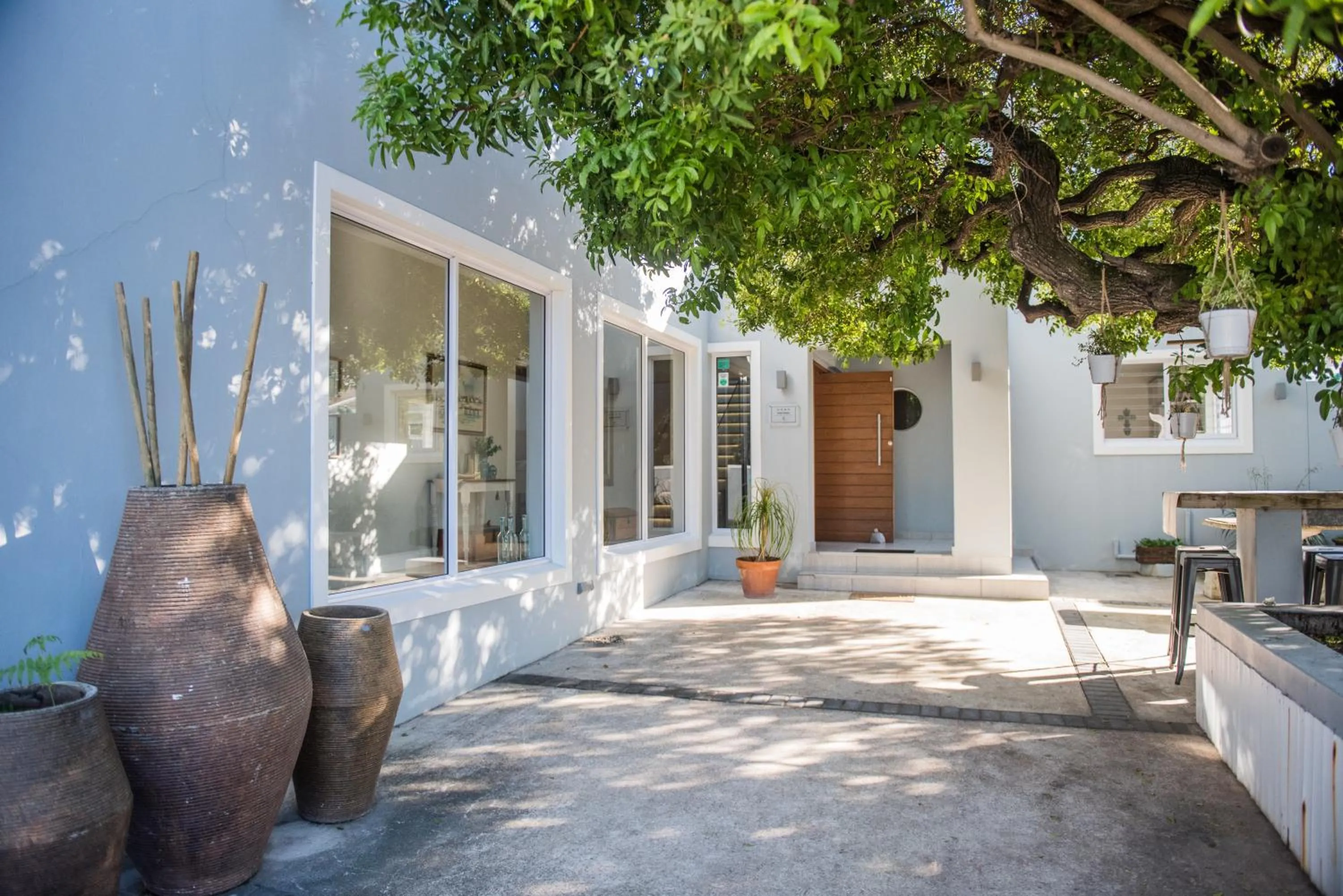 Facade/entrance in The Whale on Main B&B