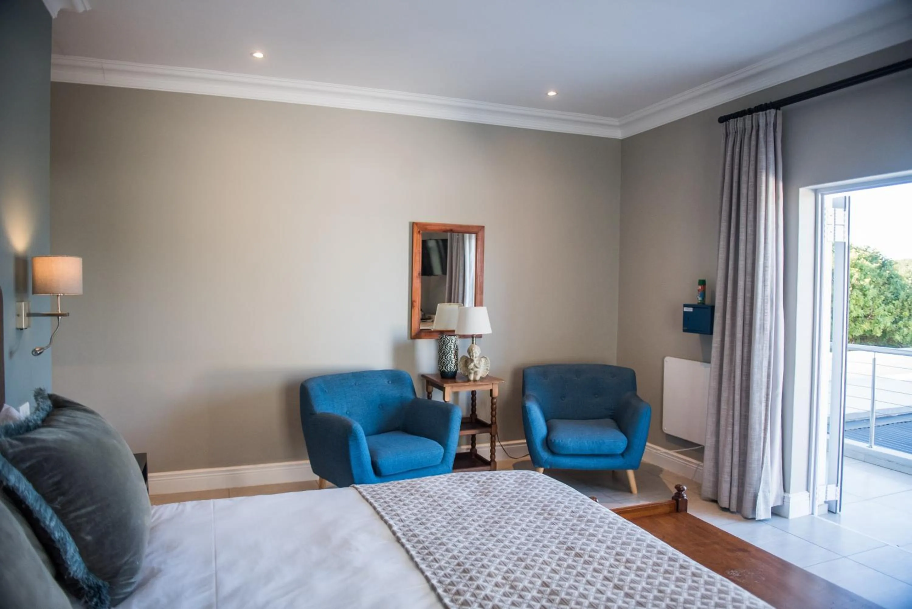 Bedroom, Bed in The Whale on Main B&B