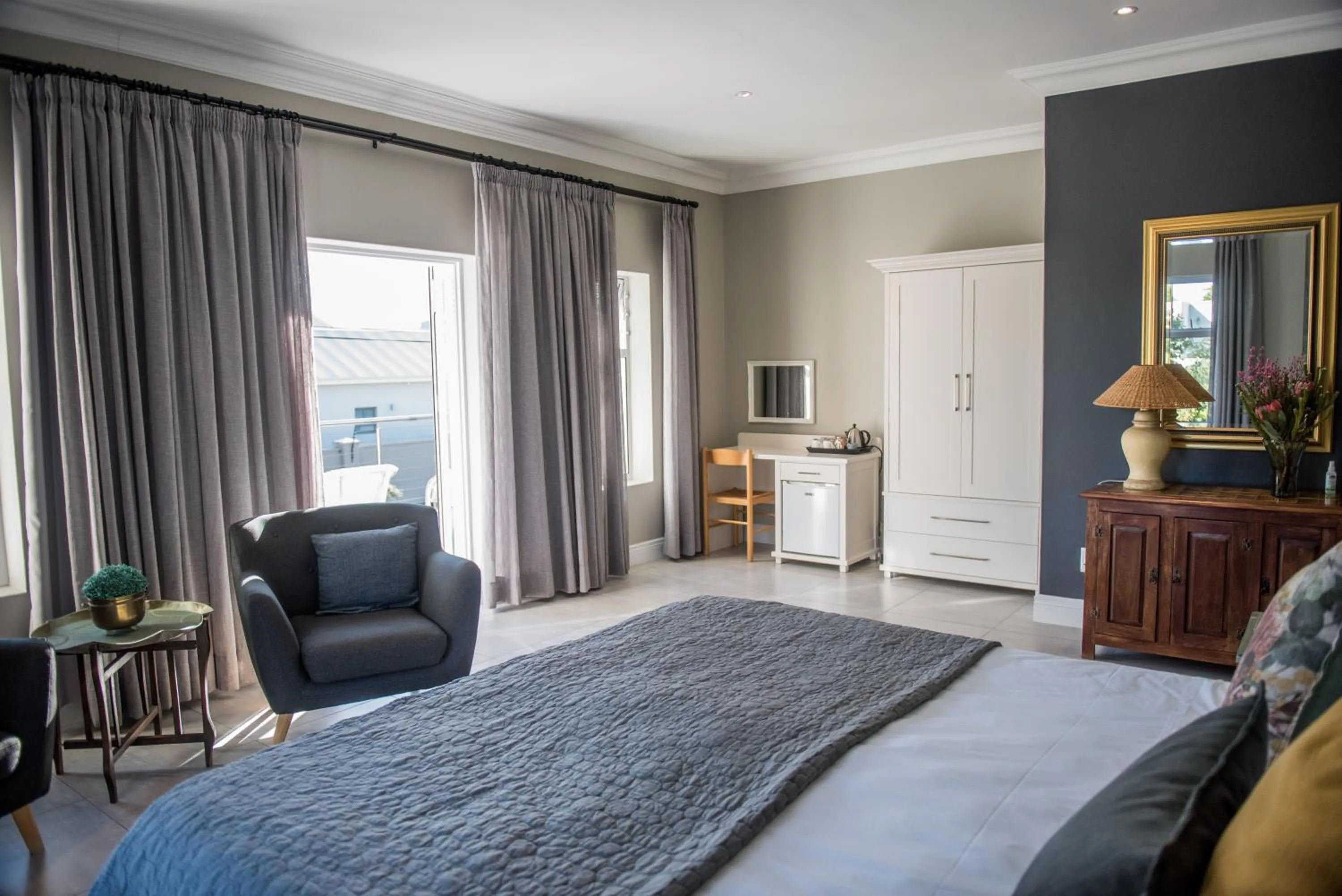 Bedroom, Bed in The Whale on Main B&B