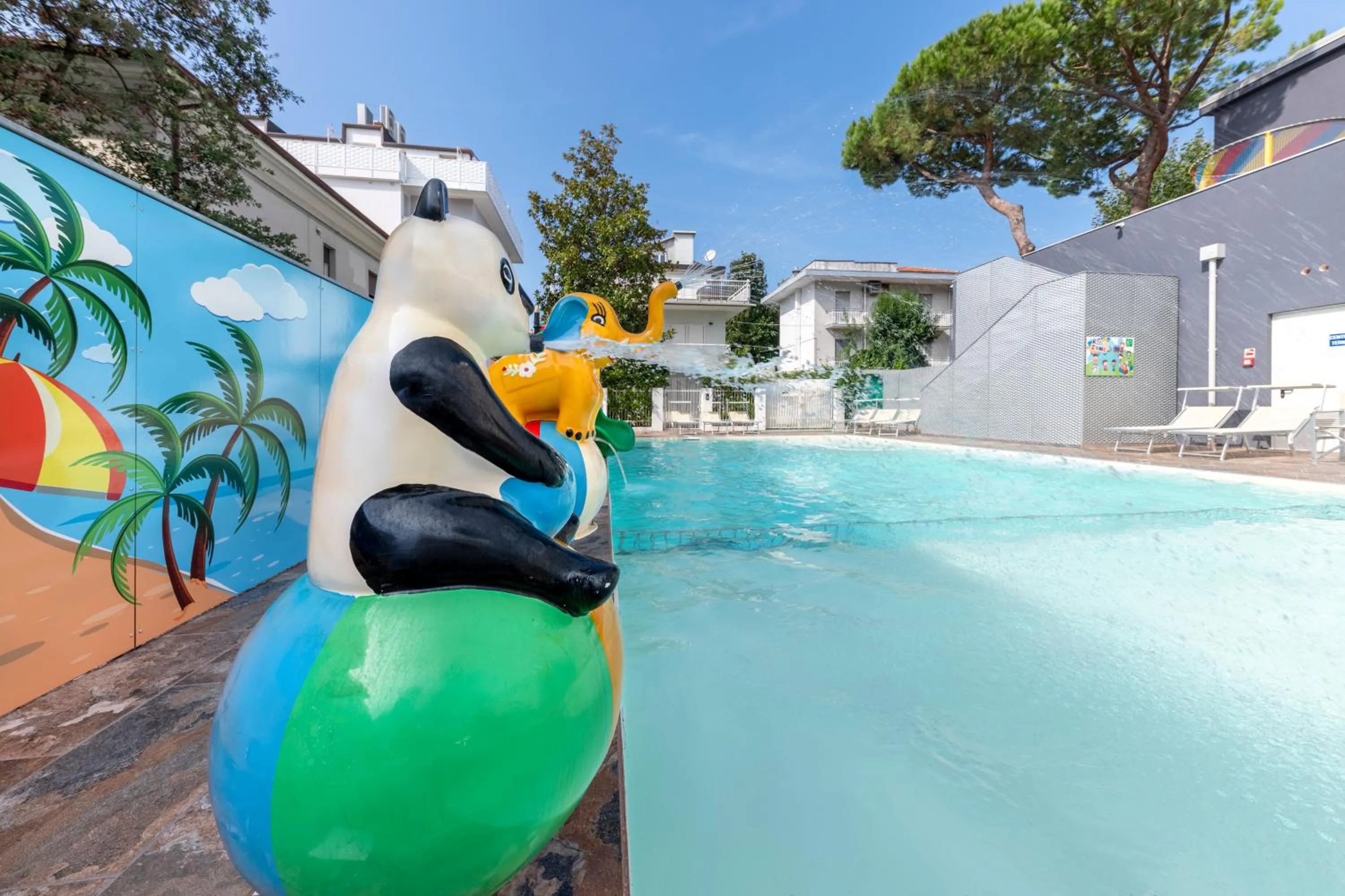 Swimming pool in Residence Filmare