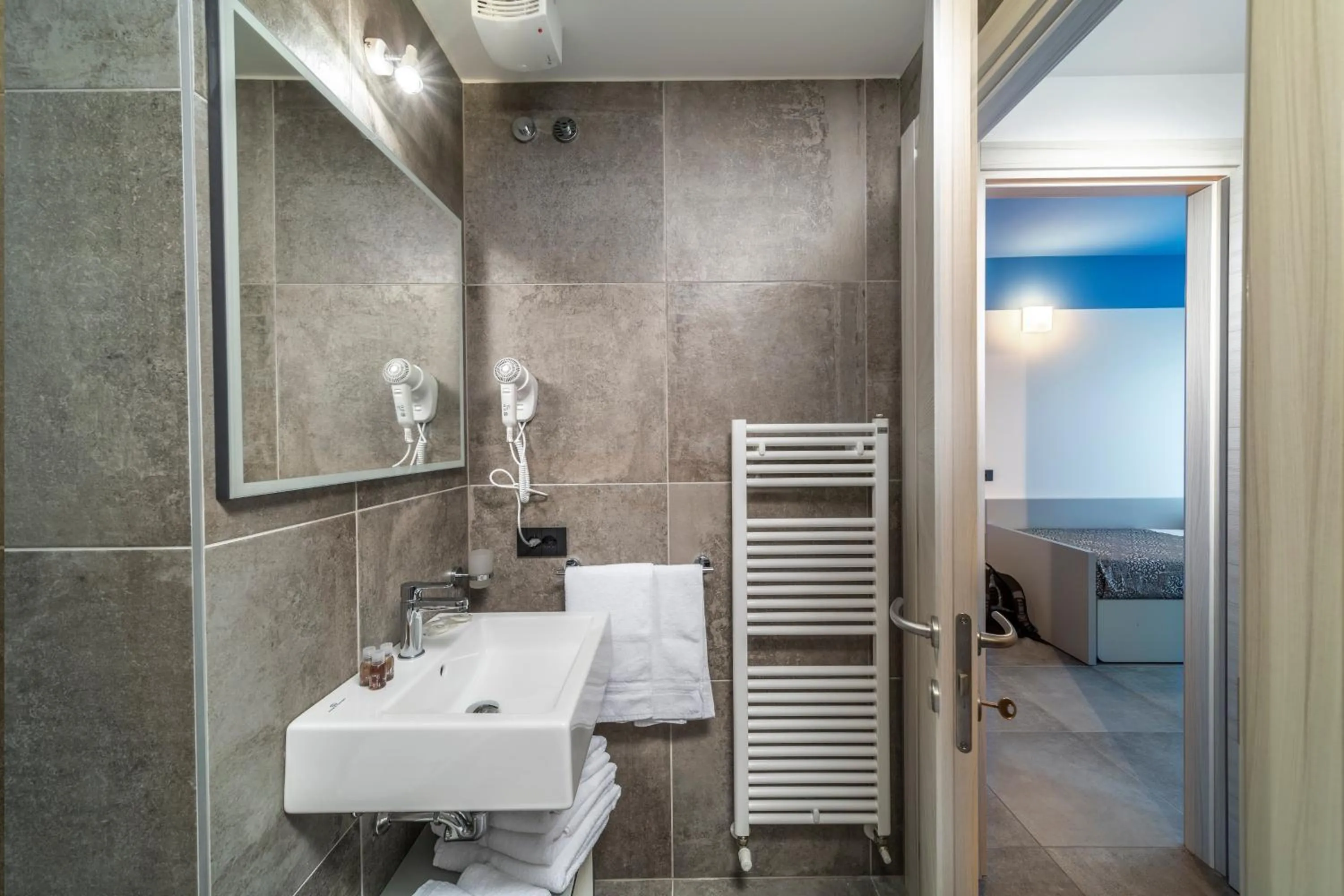 Bathroom in Residence Filmare