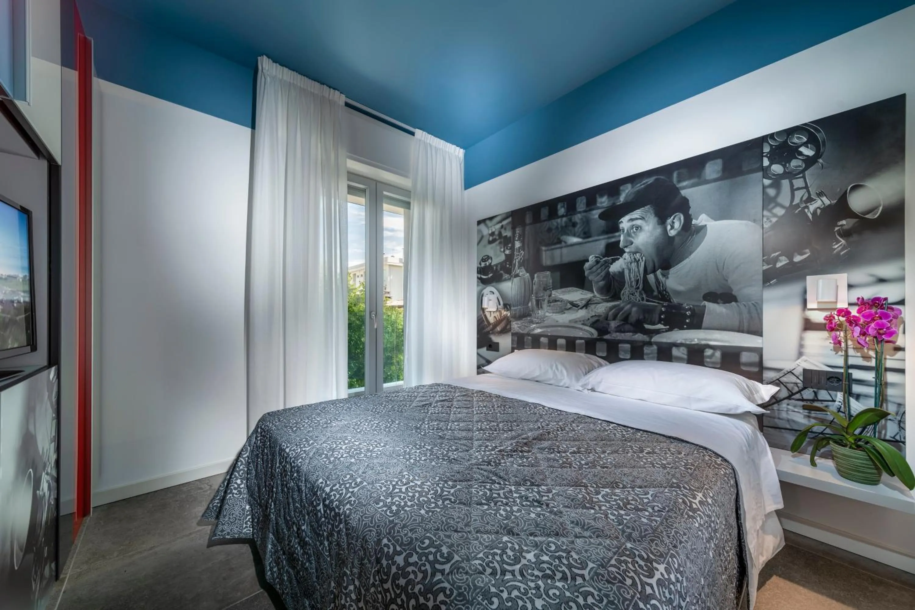 Bed in Residence Filmare