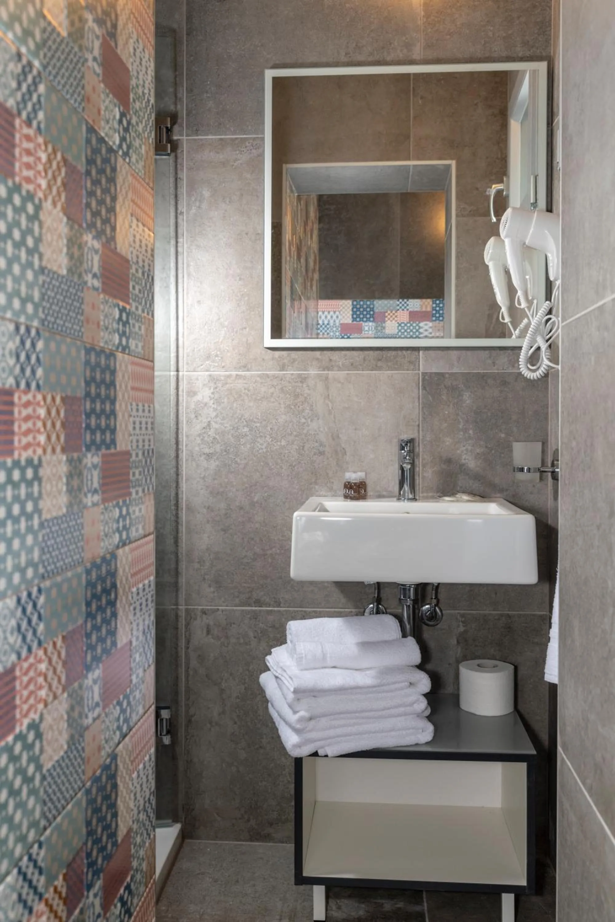 Shower in Residence Filmare