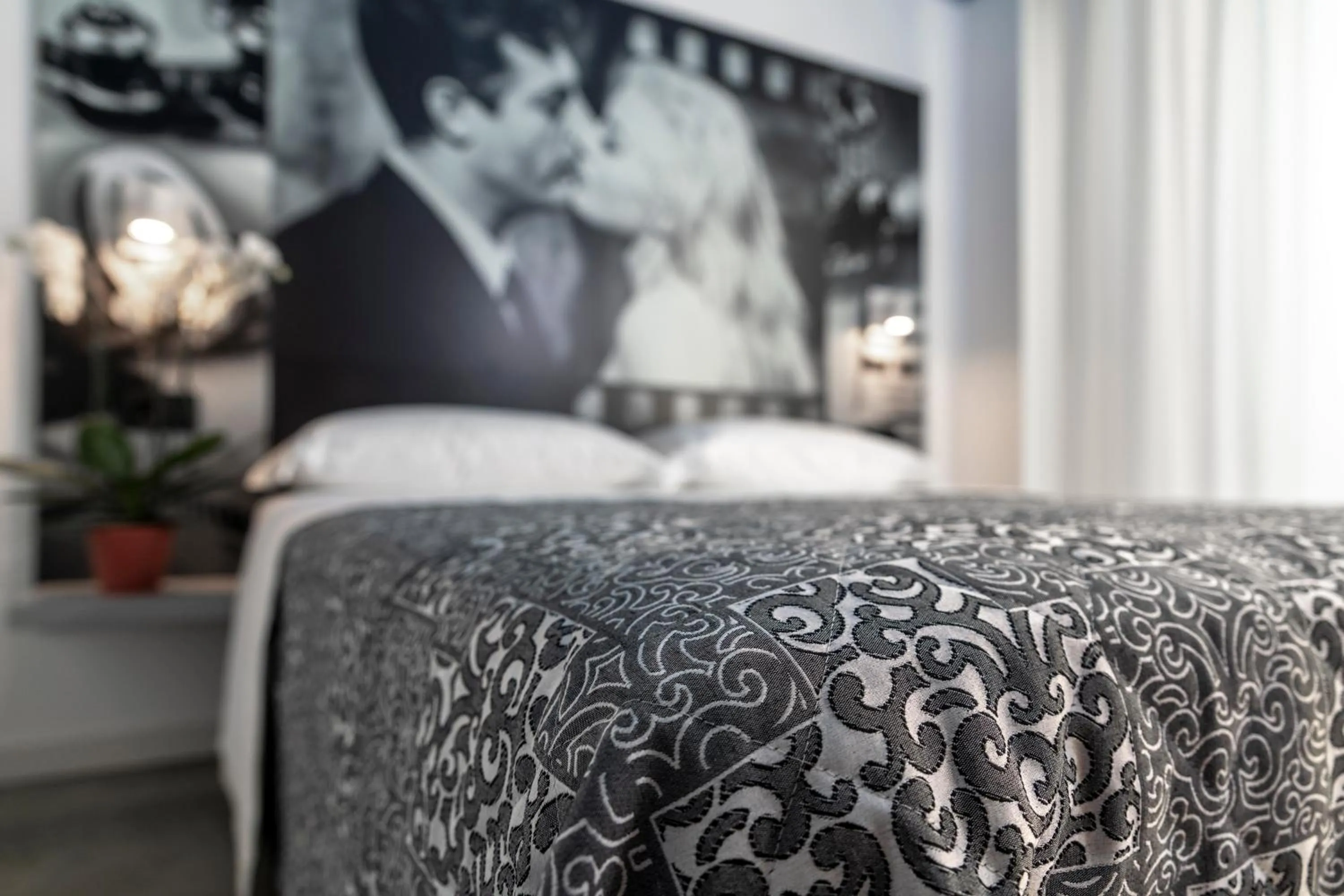 Bed in Residence Filmare