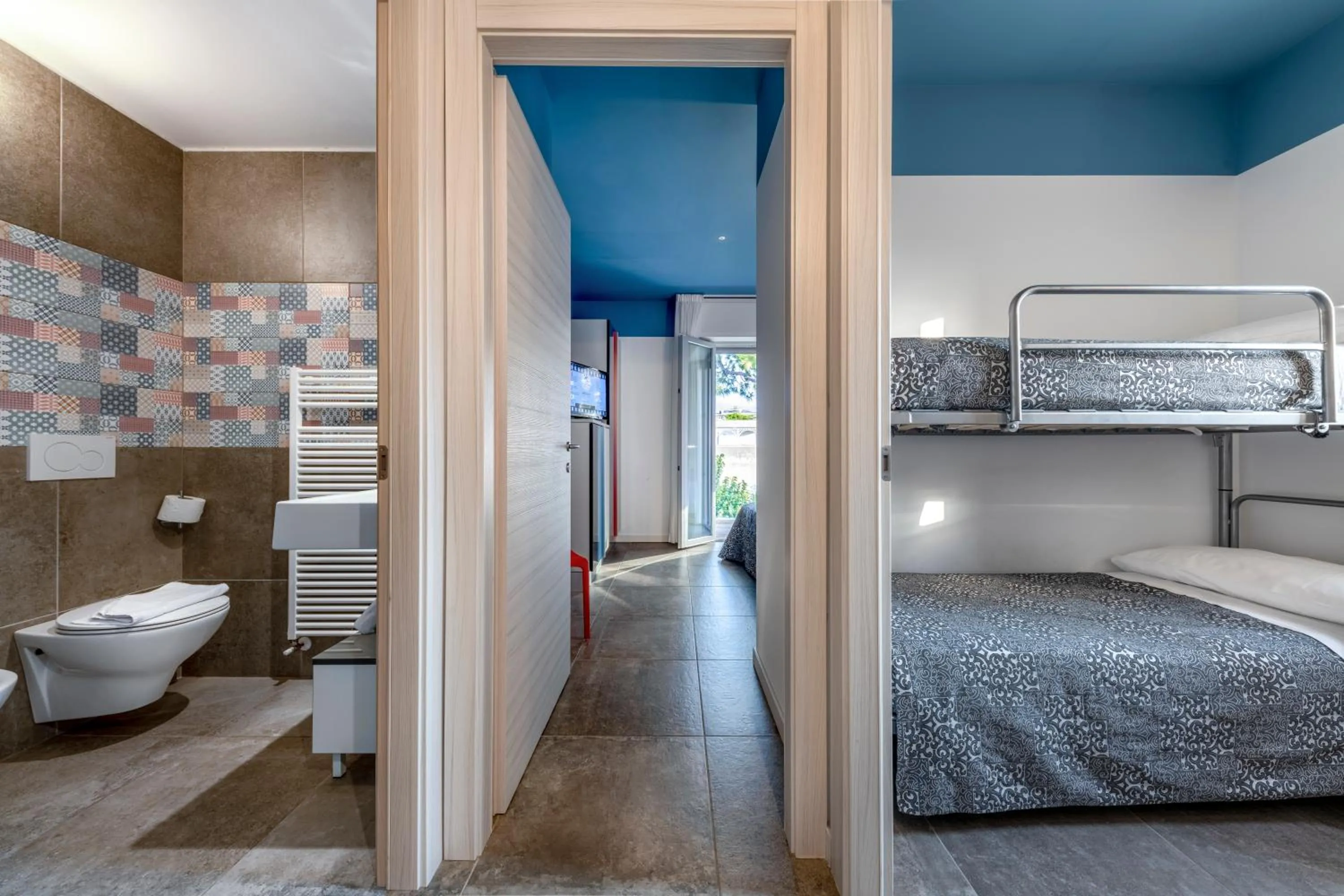 Bathroom, Bed in Residence Filmare