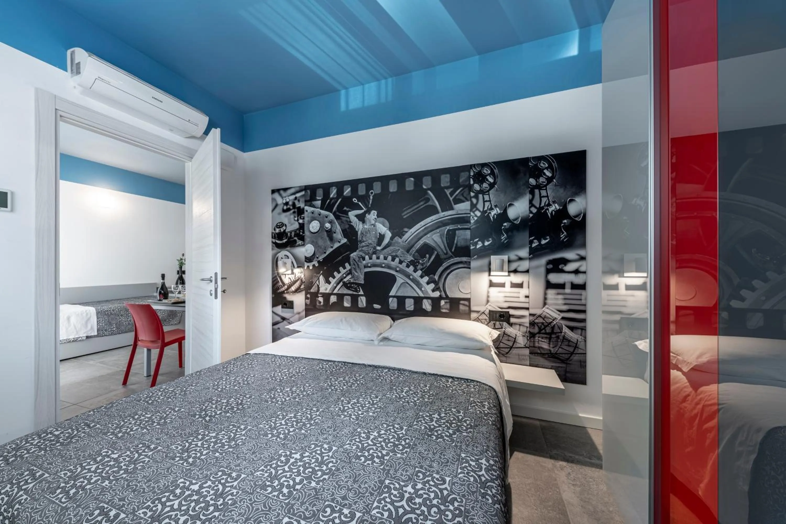 Bedroom, Bed in Residence Filmare