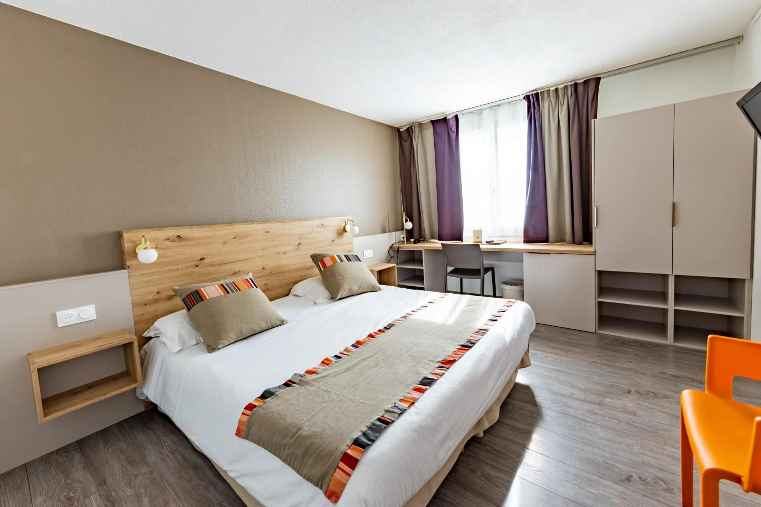 Bedroom, Bed in Hôtel Princes de Catalogne