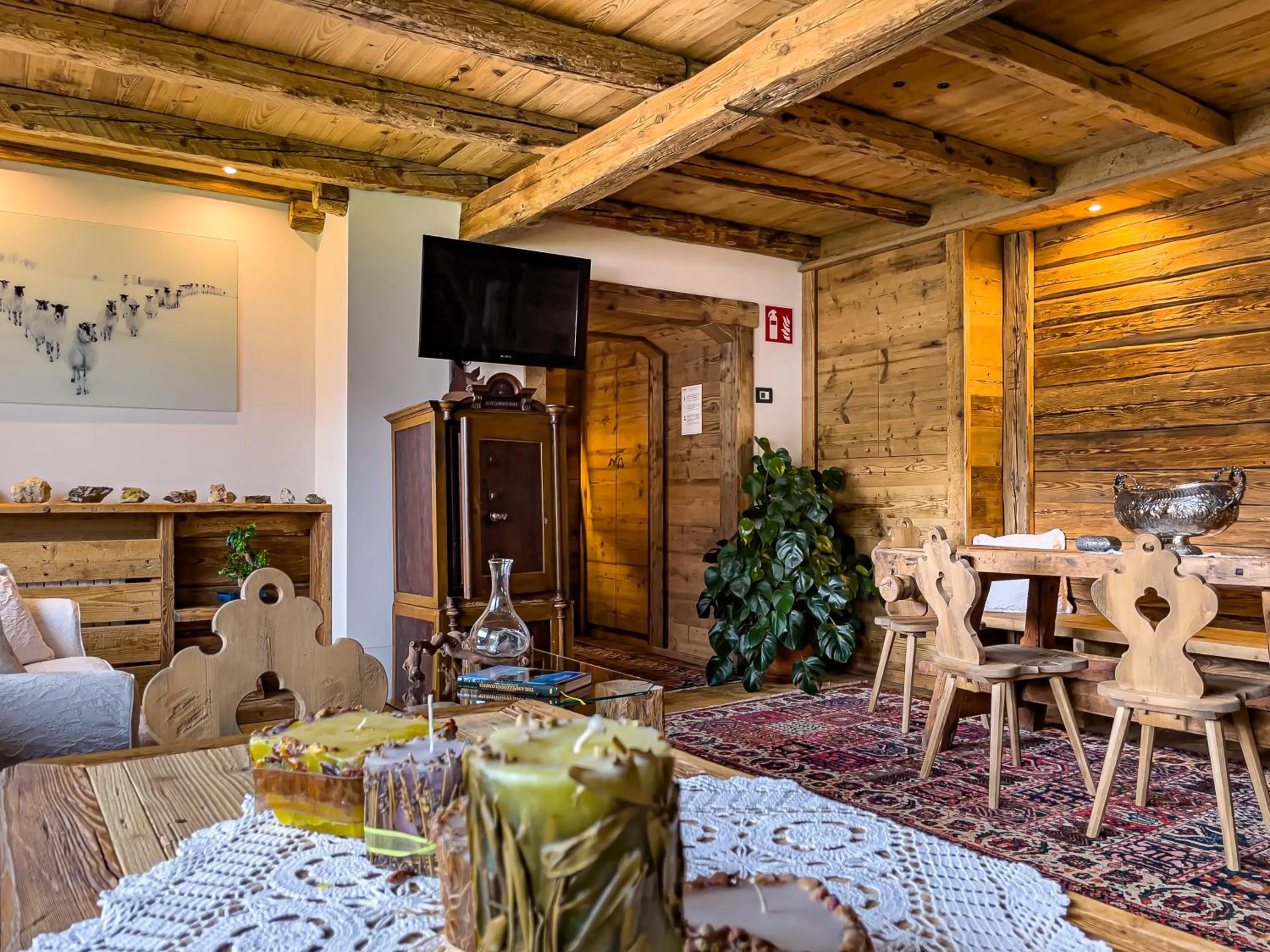 Communal lounge/ TV room in Hotel da Beppe Sello