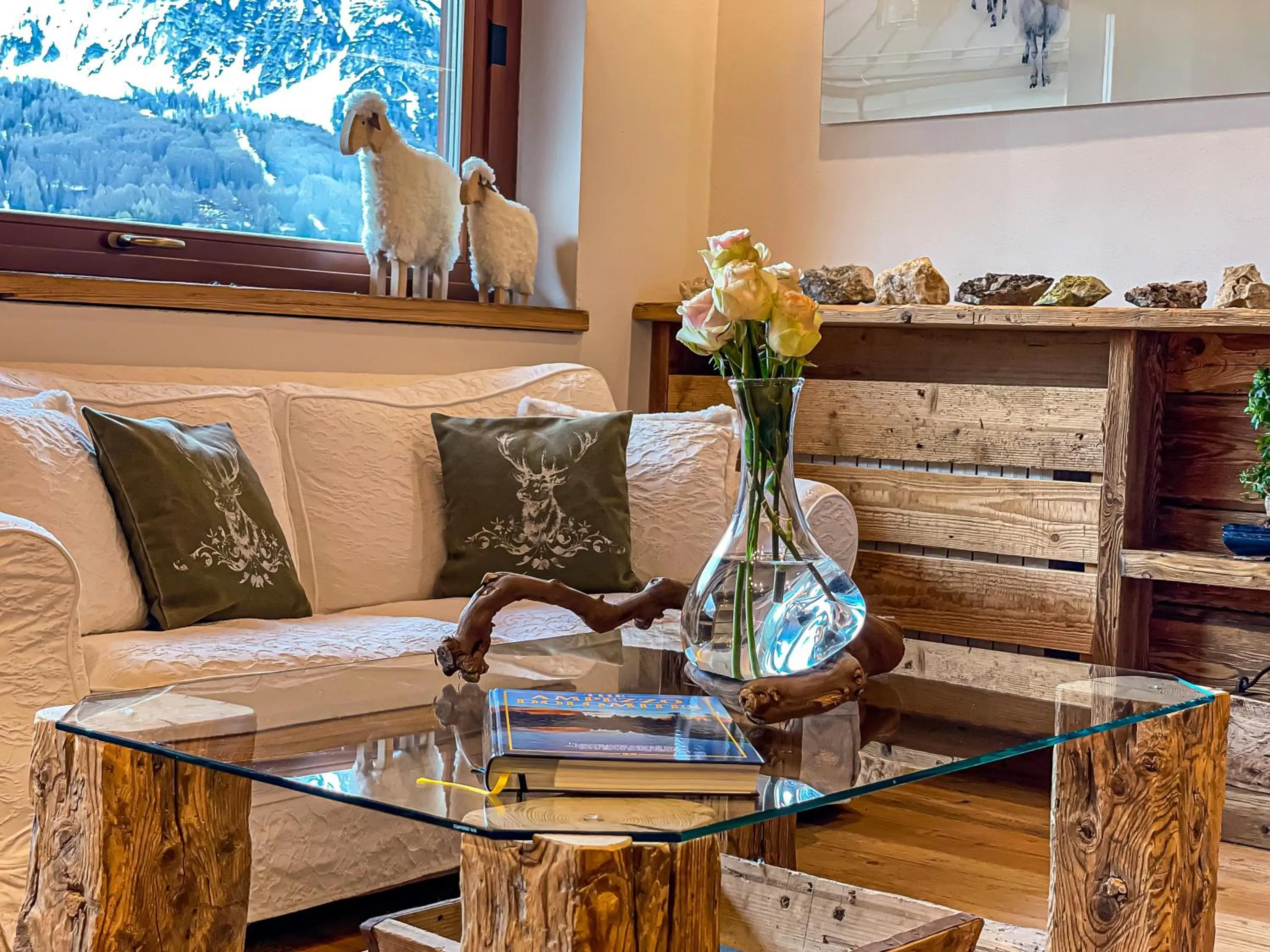 Communal lounge/ TV room in Hotel da Beppe Sello