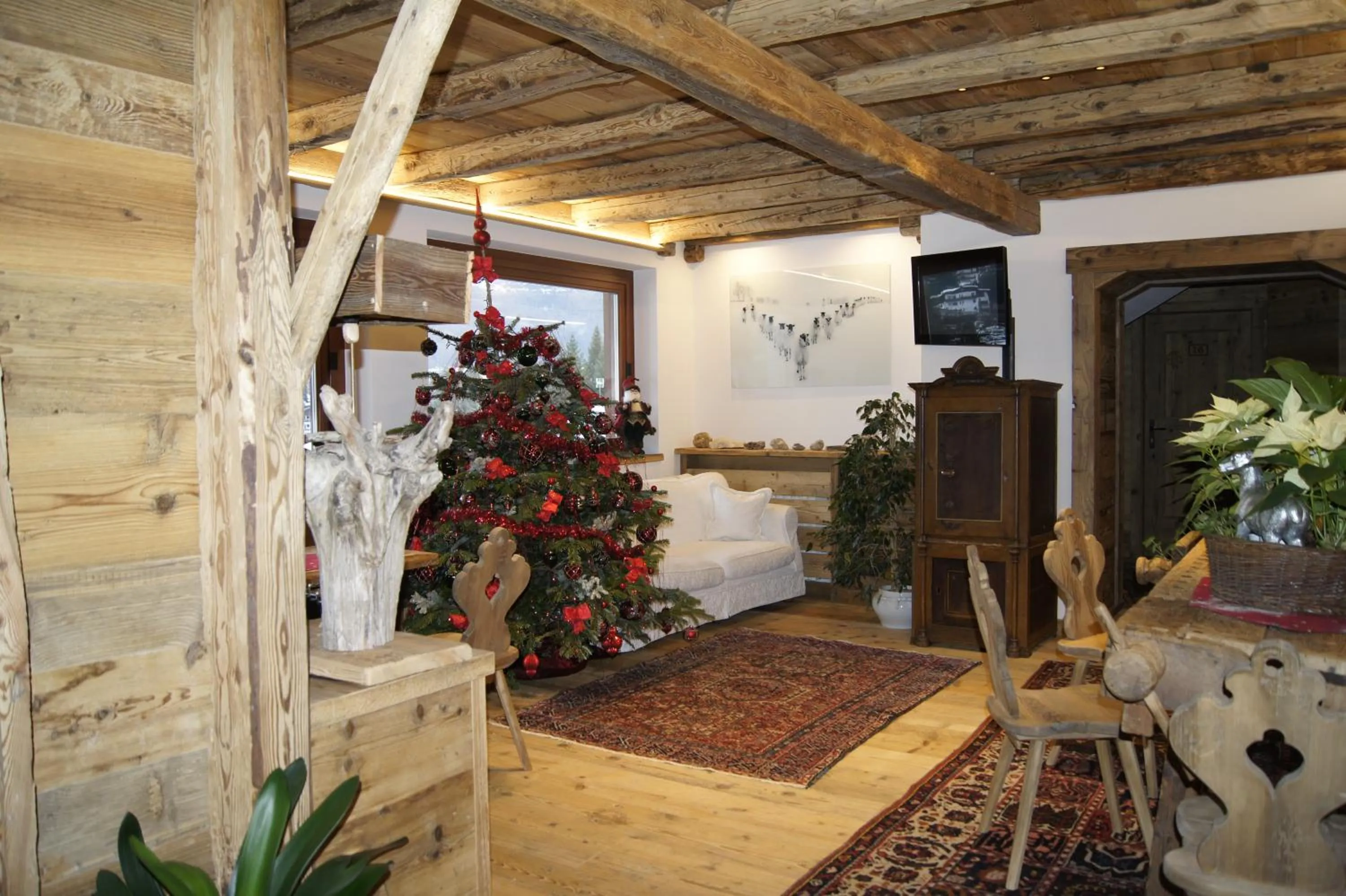 Communal lounge/ TV room in Hotel da Beppe Sello