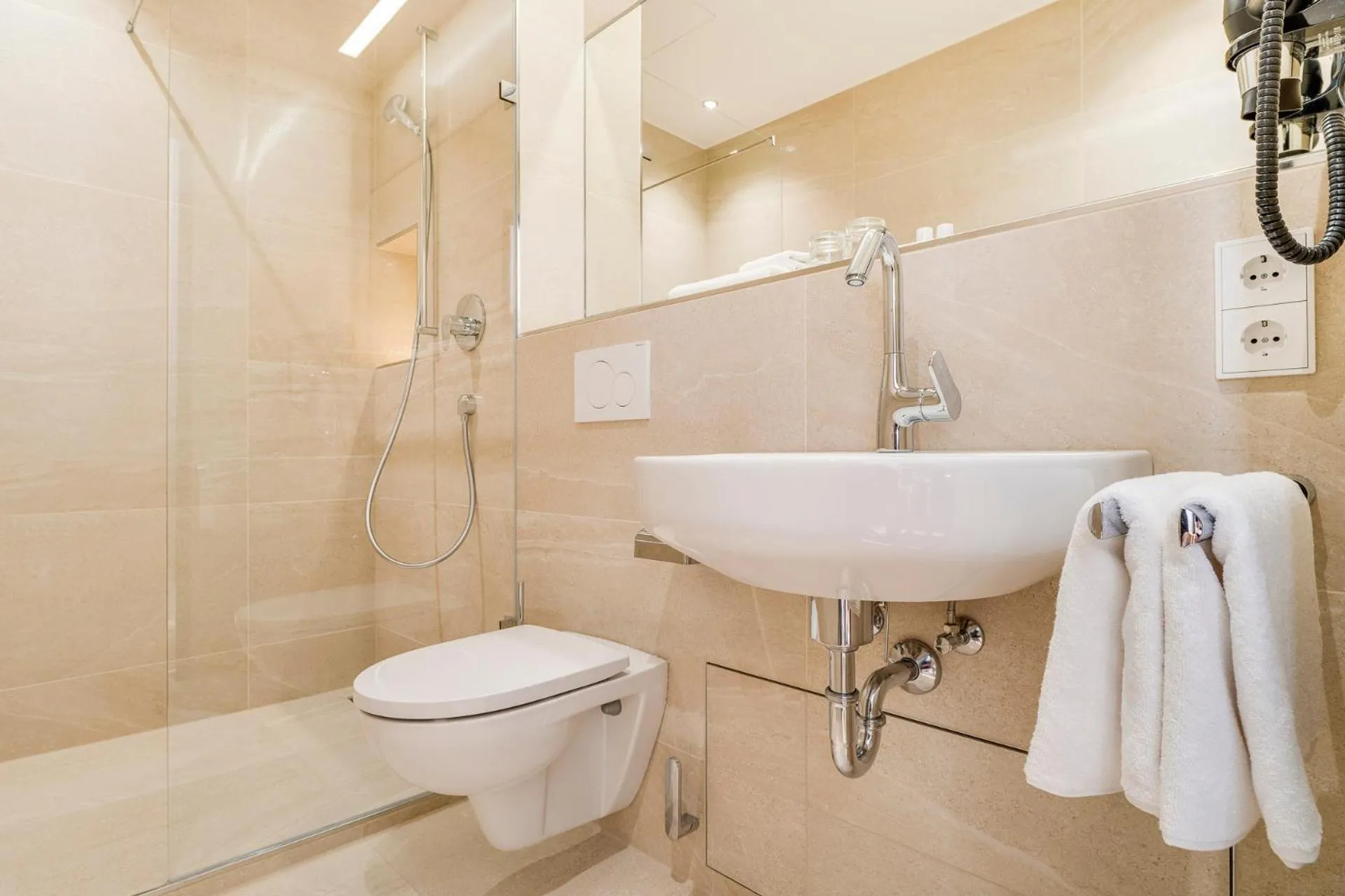 Toilet in Hotel-Etage Apfelrot managed by Hotel Apfelbaum