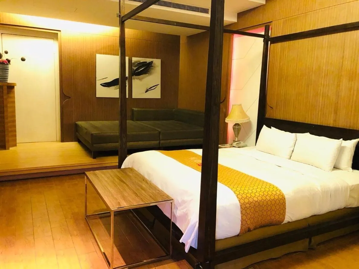 Bed in Hip Spa Motel