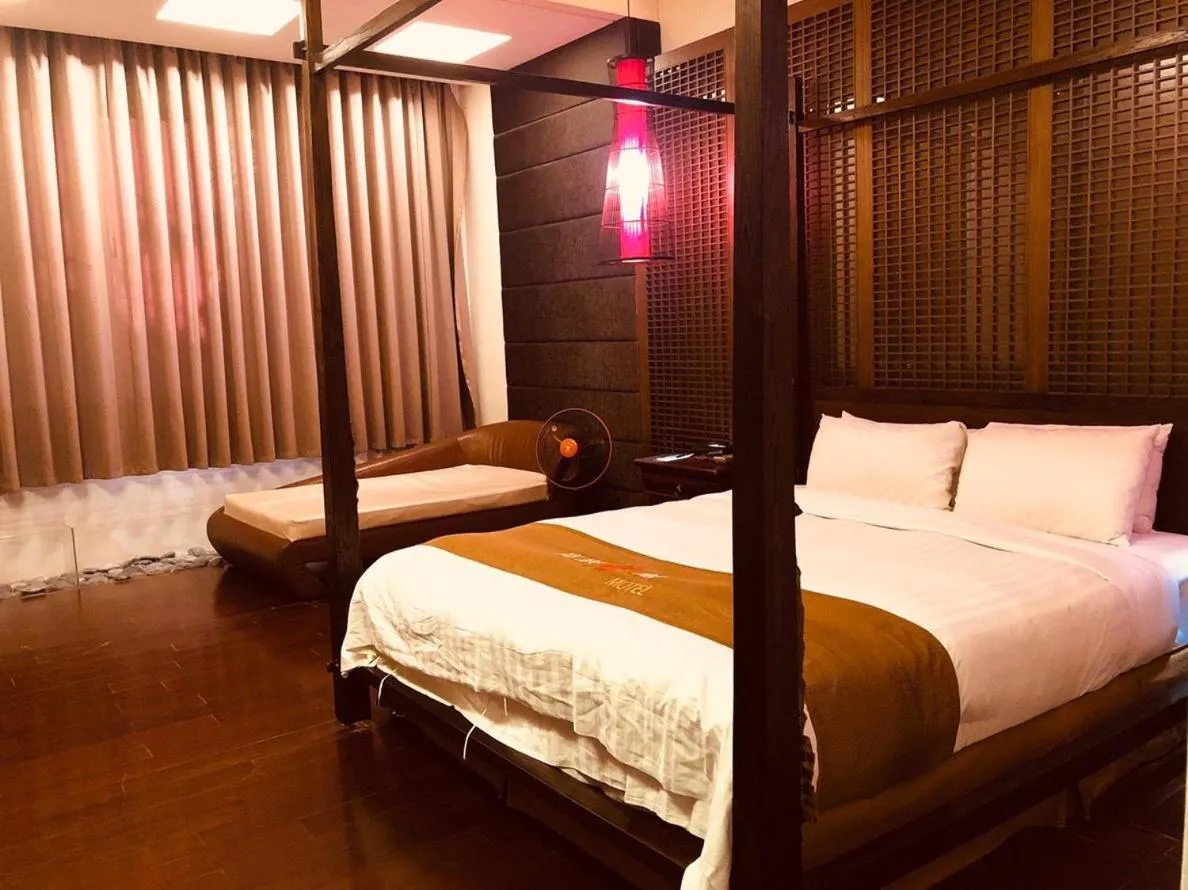 Bed in Hip Spa Motel