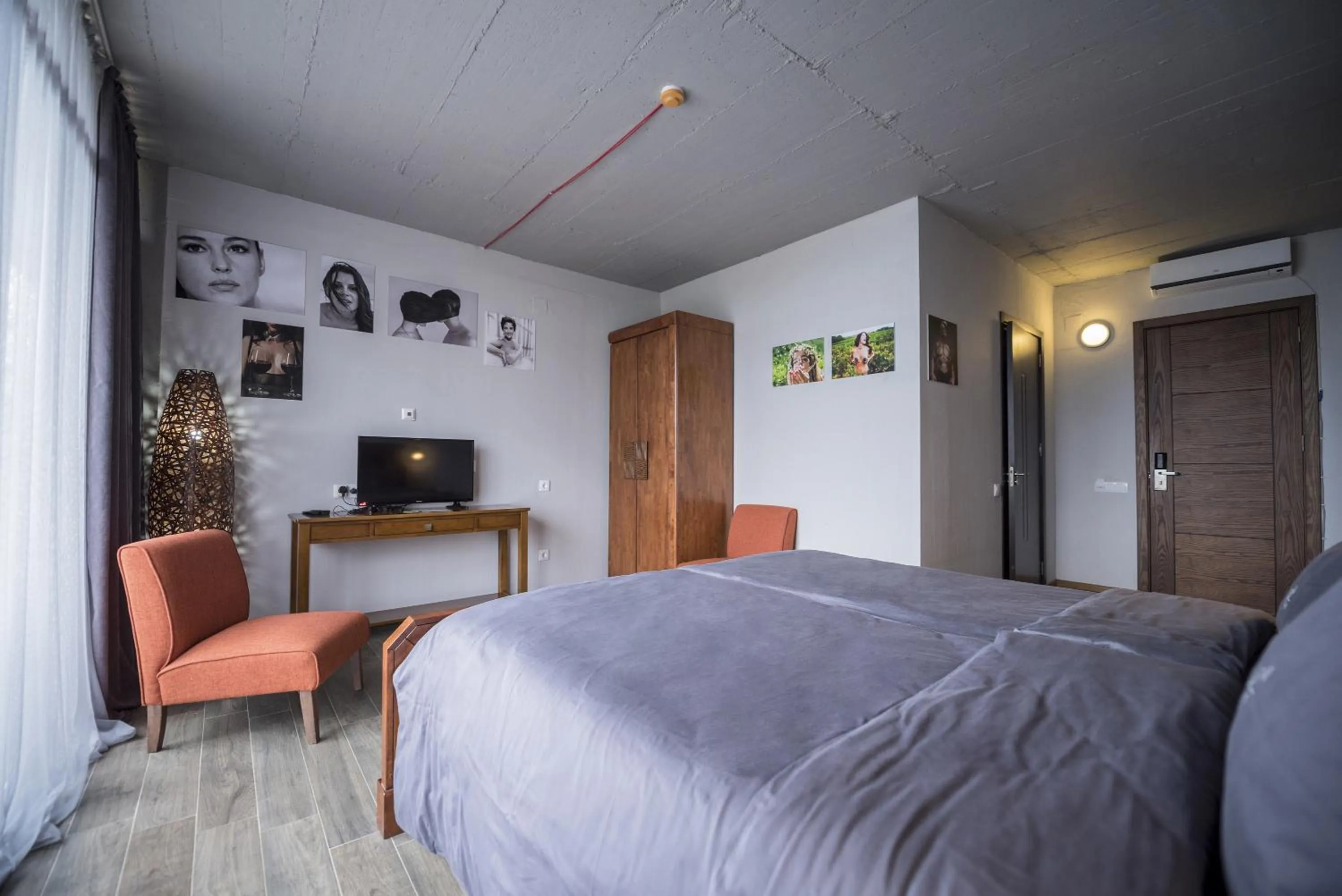 Photo of the whole room, Bed in Chateau Mere