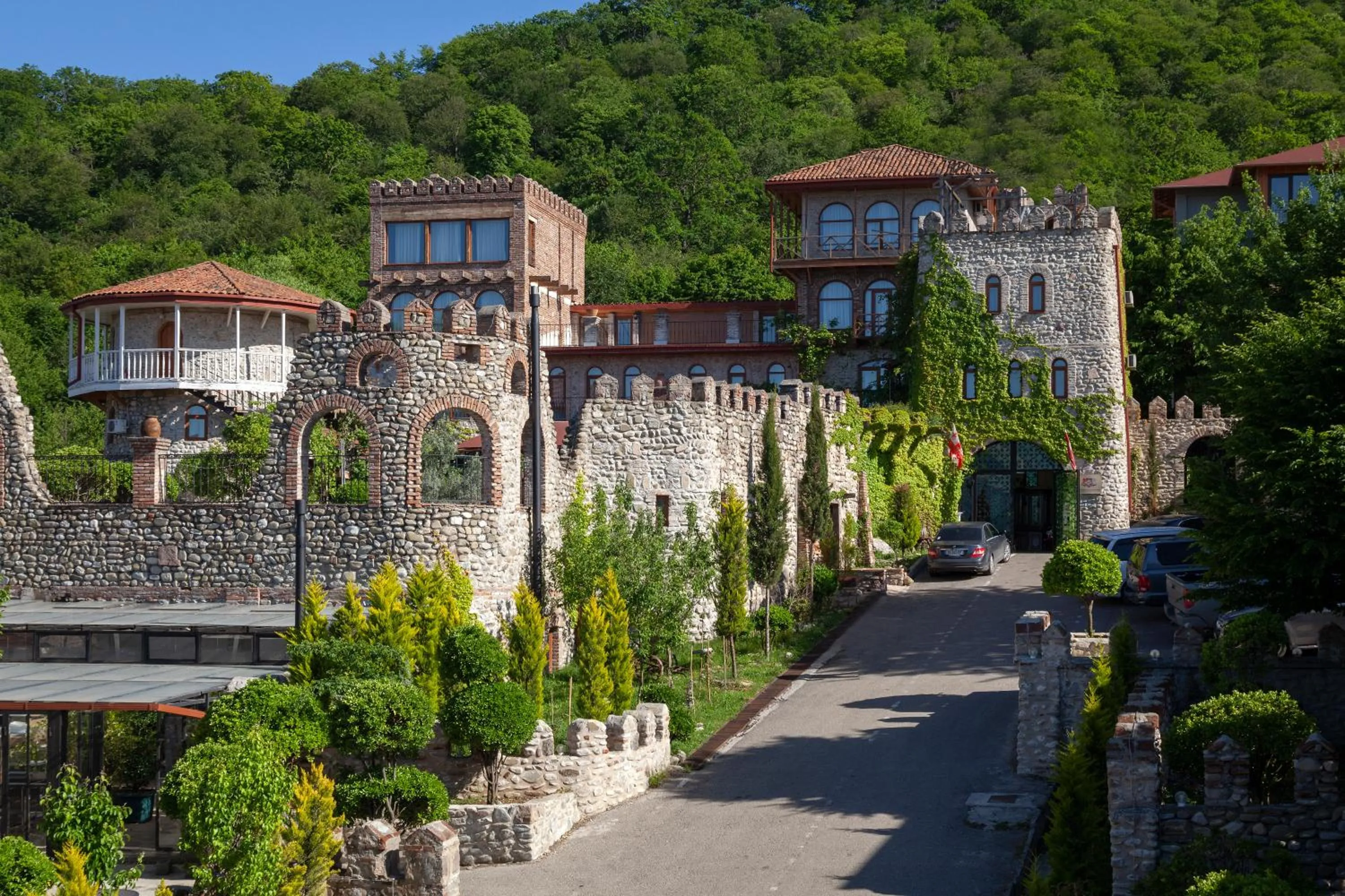 Property building in Chateau Mere