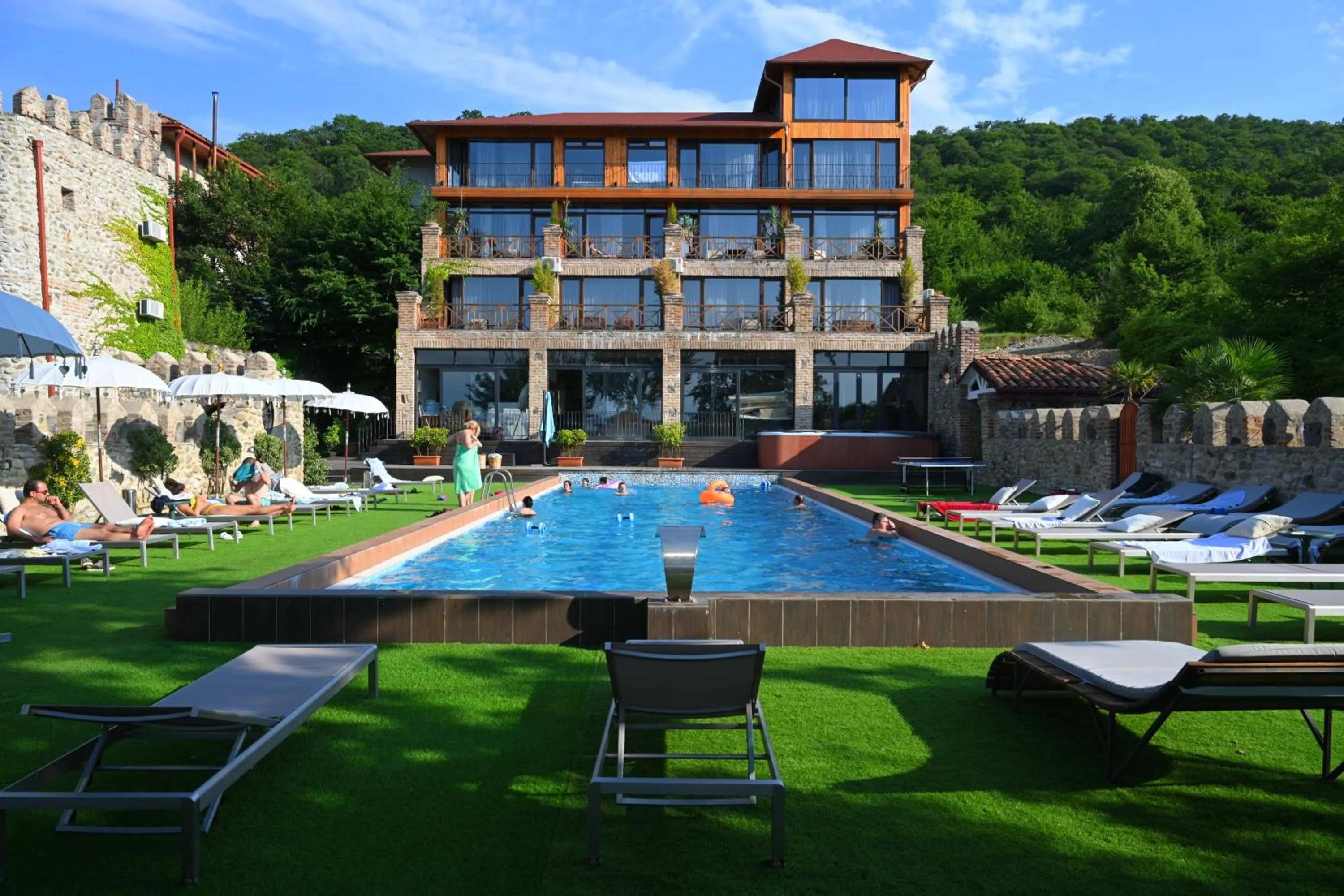 Property building in Chateau Mere