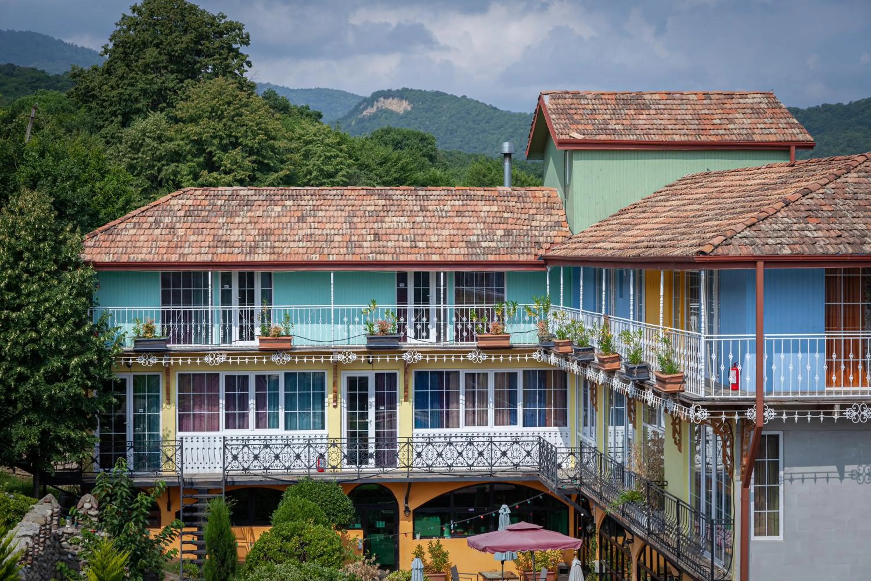 Property building in Chateau Mere