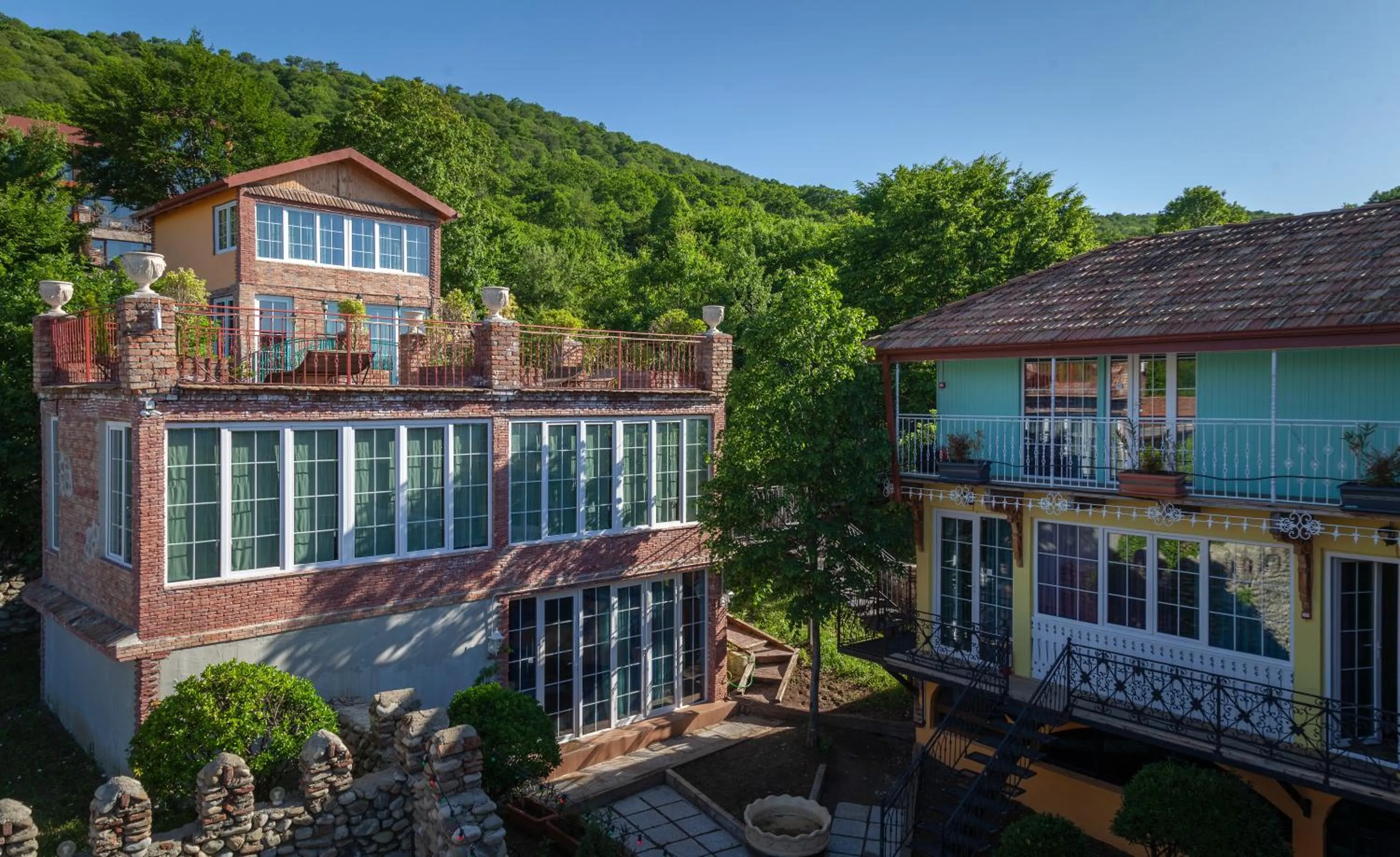 Property building in Chateau Mere