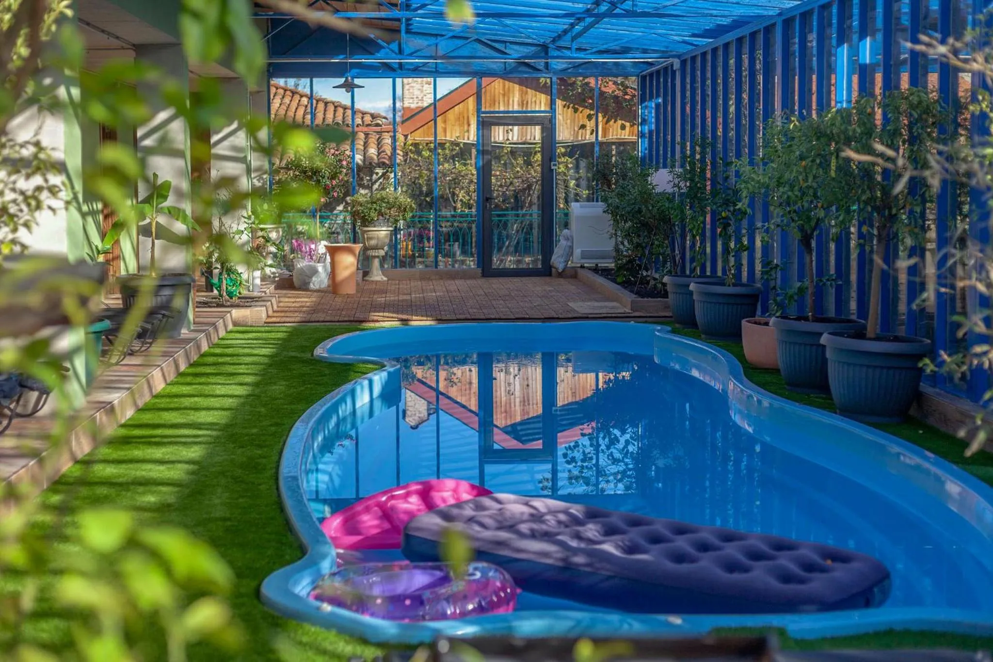 Swimming pool in Chateau Mere