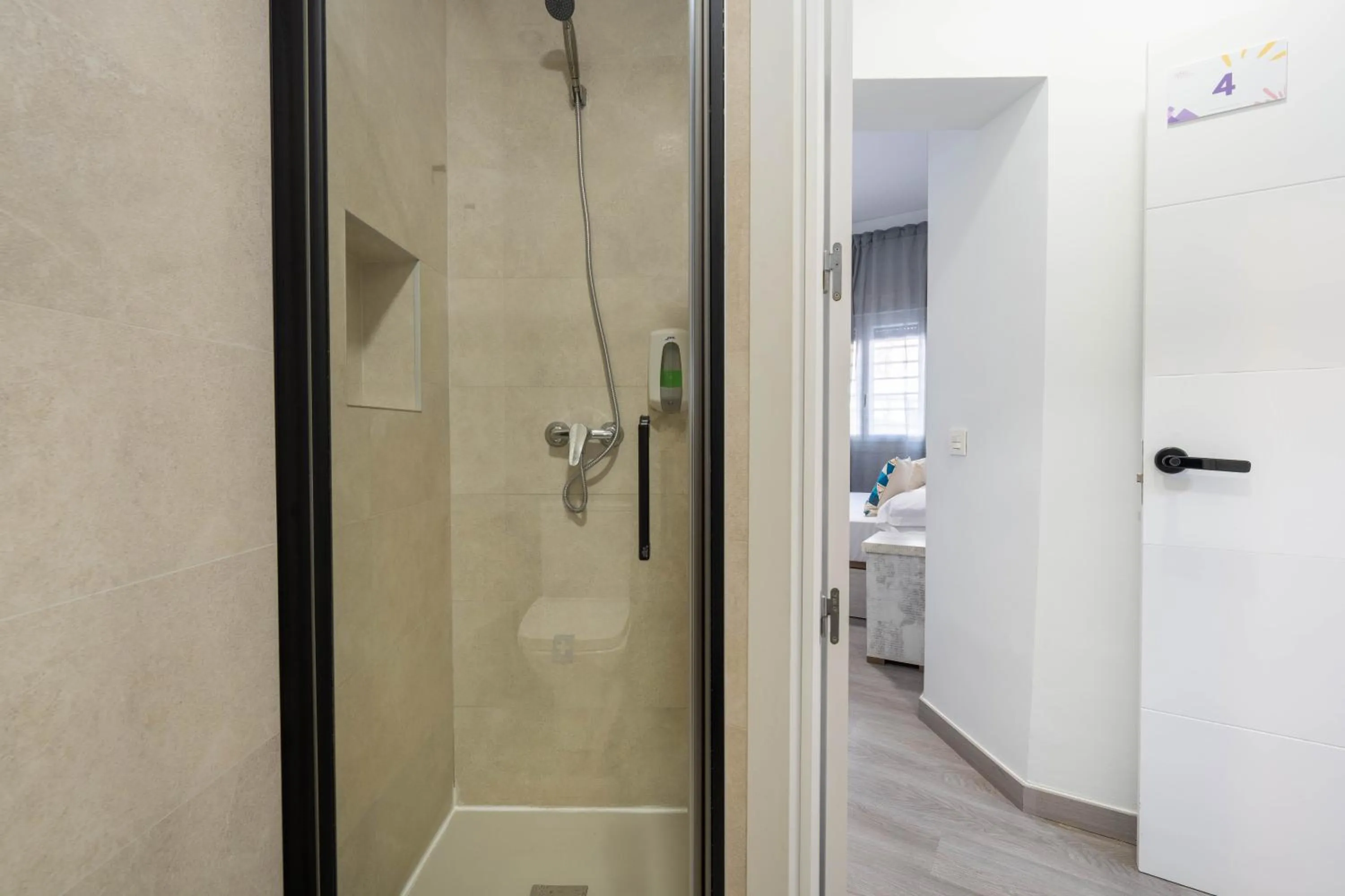 Photo of the whole room in BF Rooms Almeria Centro