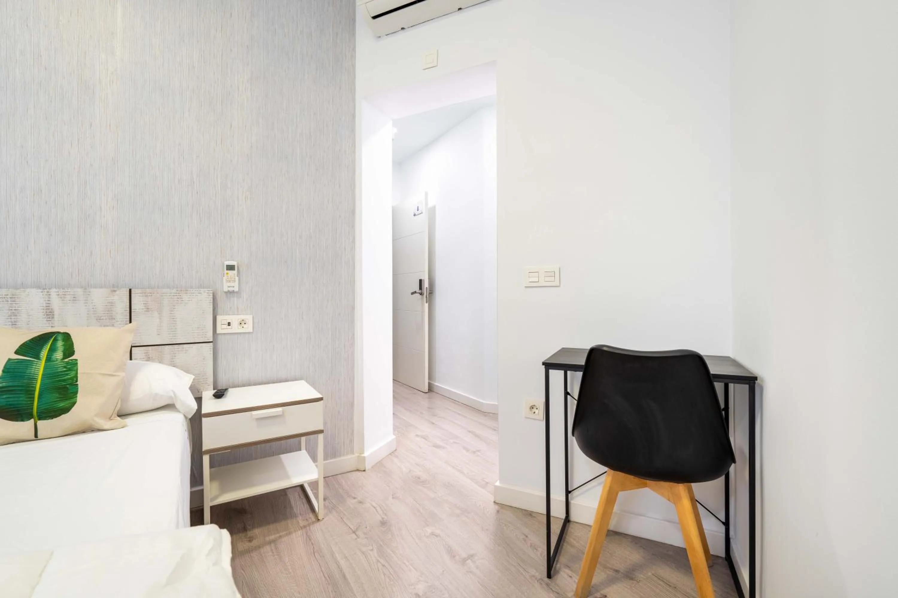 Photo of the whole room in BF Rooms Almeria Centro