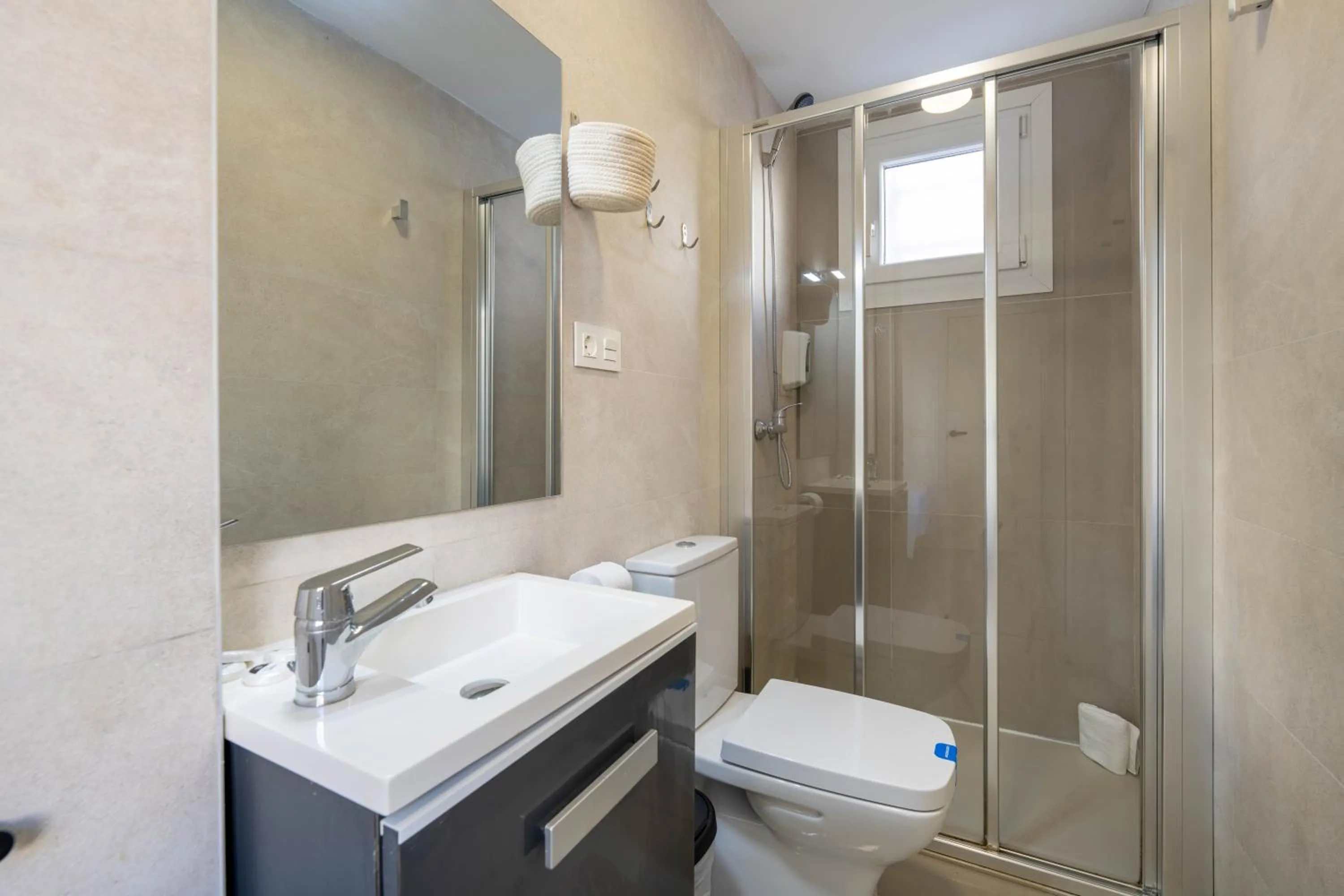 Shower in BF Rooms Almeria Centro