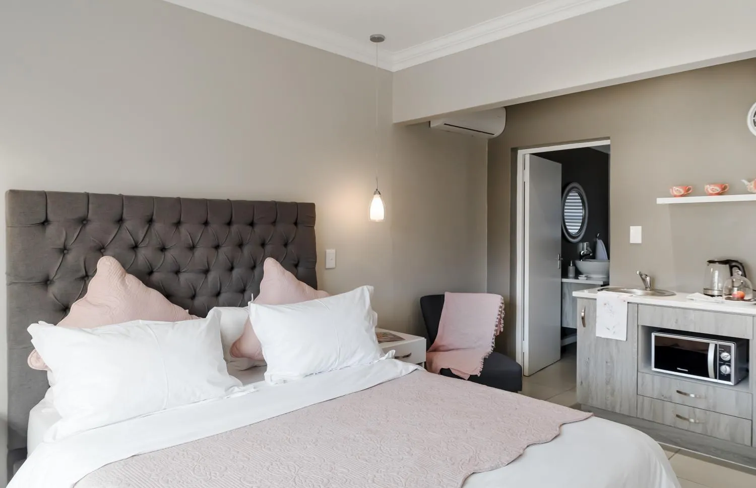 Bedroom, Bed in Wagtails Guest House