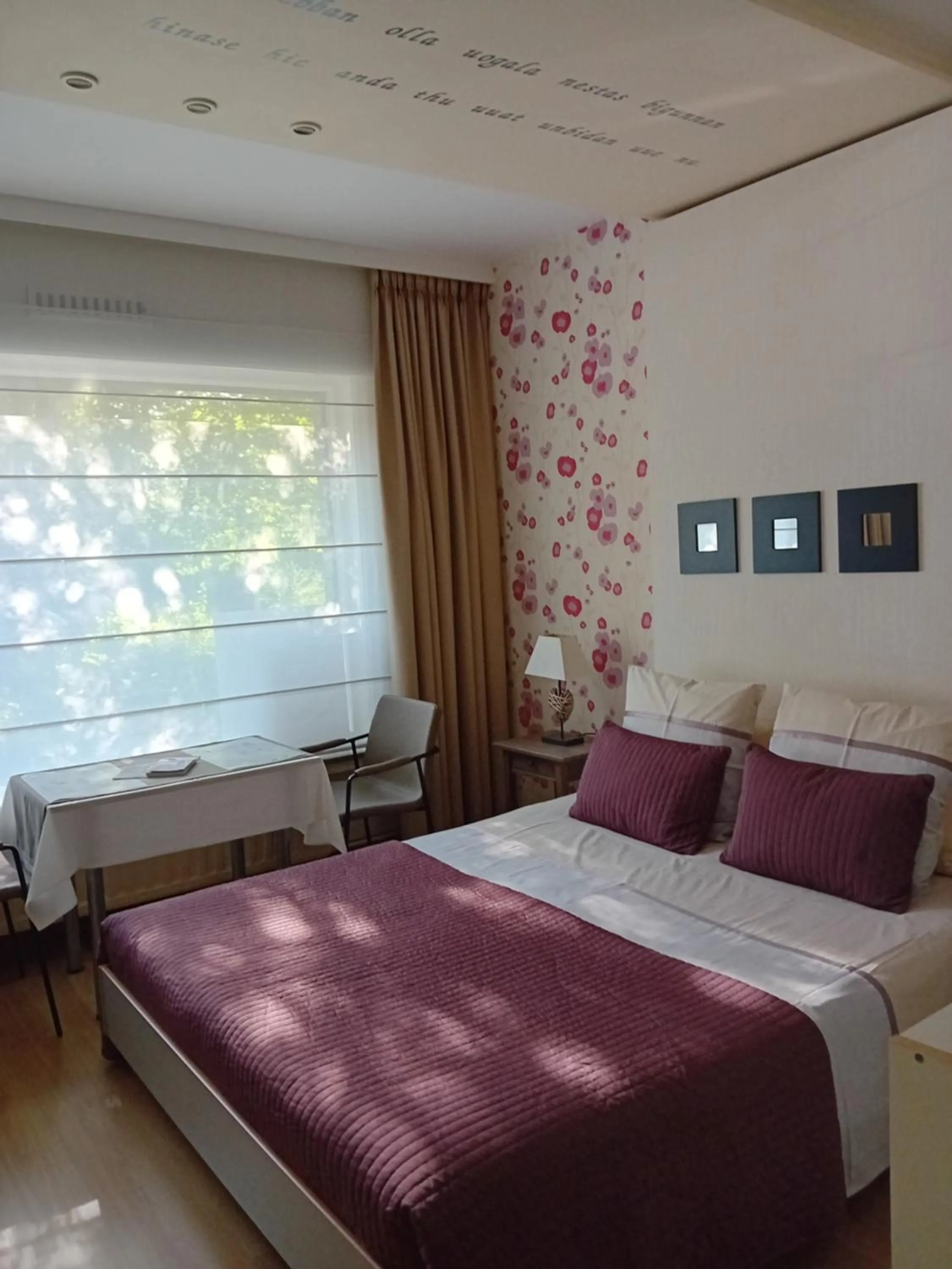 Photo of the whole room in B&B Roseland