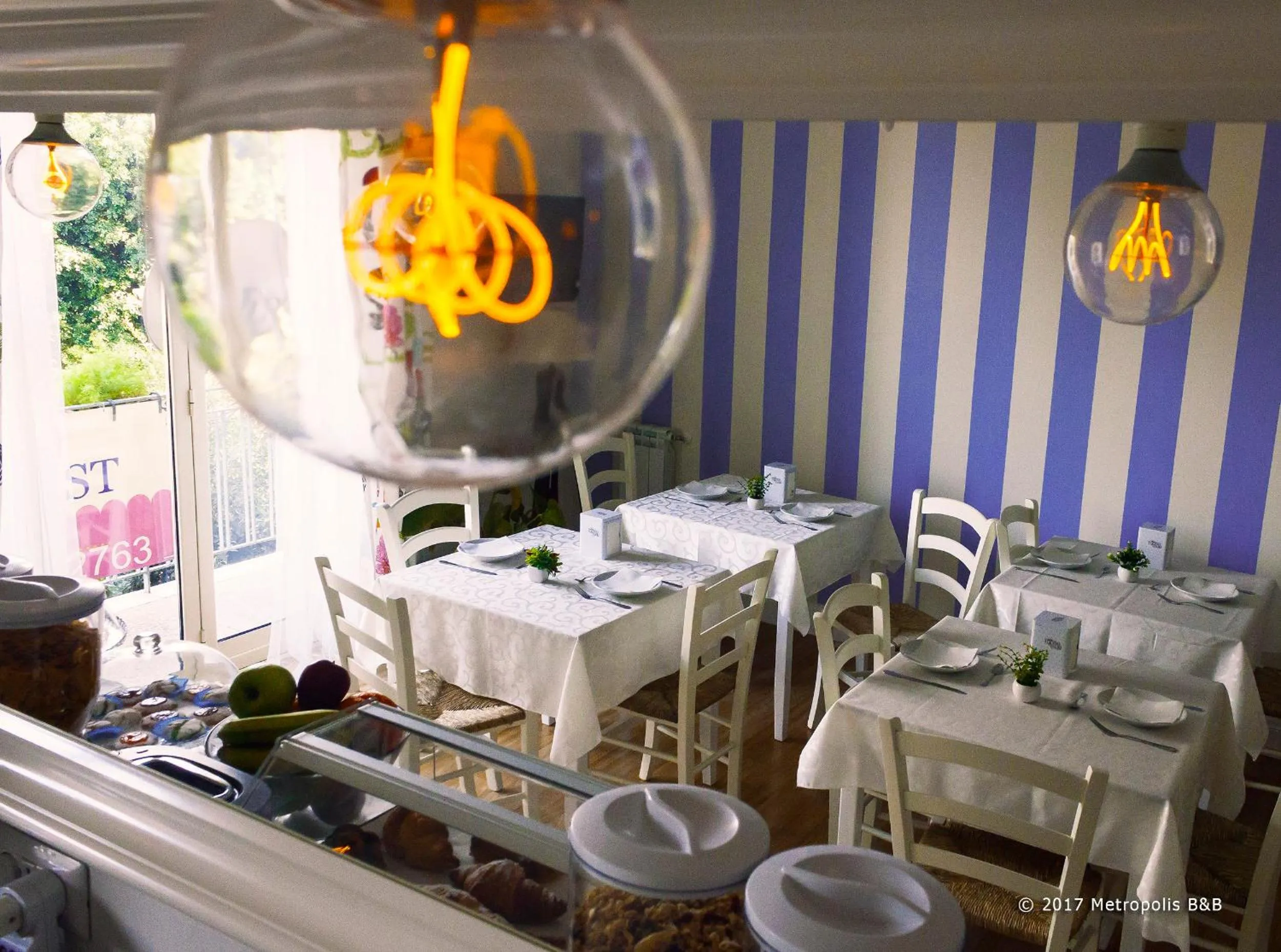 Restaurant/places to eat in Metropolis B&B