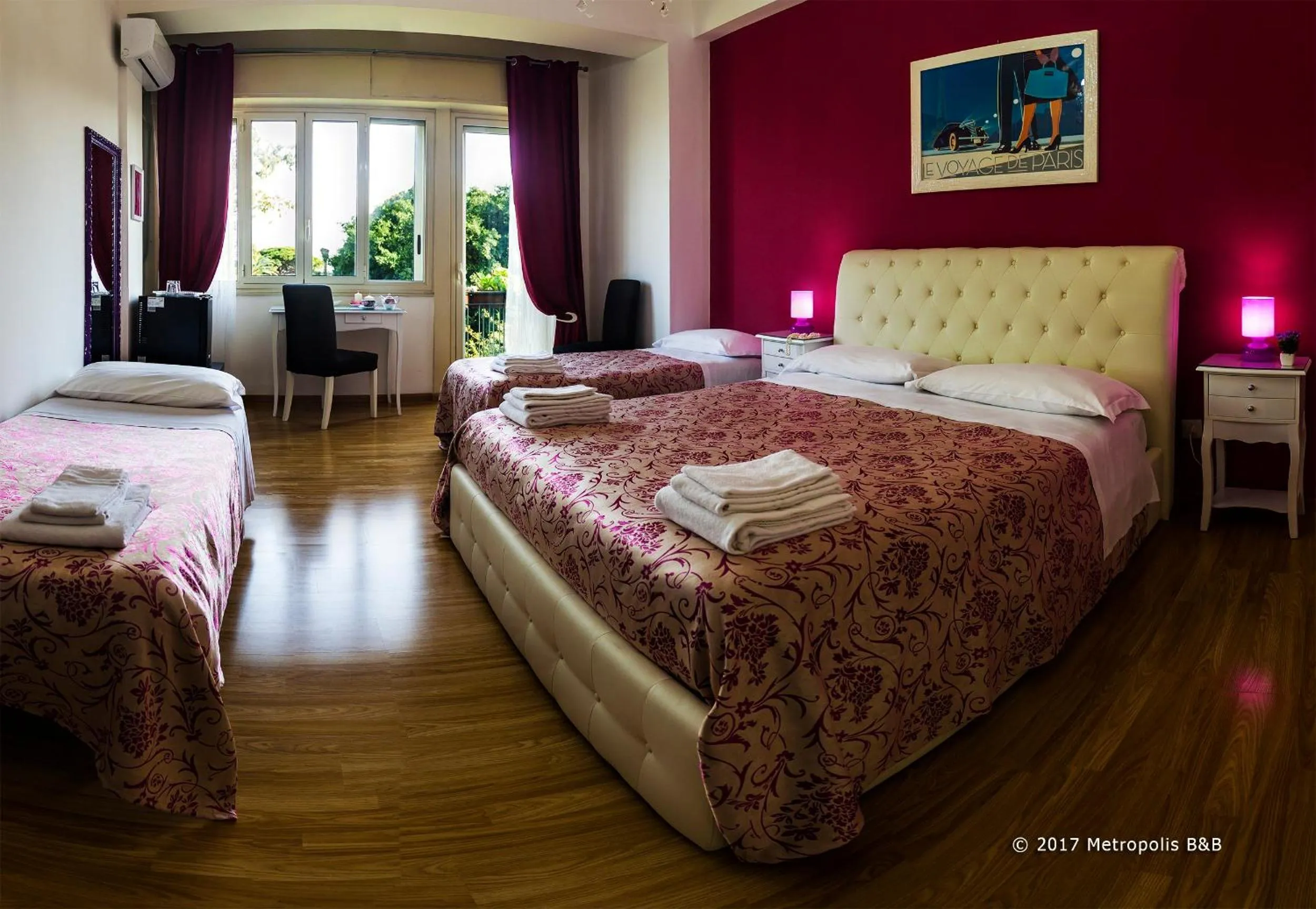 Photo of the whole room, Bed in Metropolis B&B