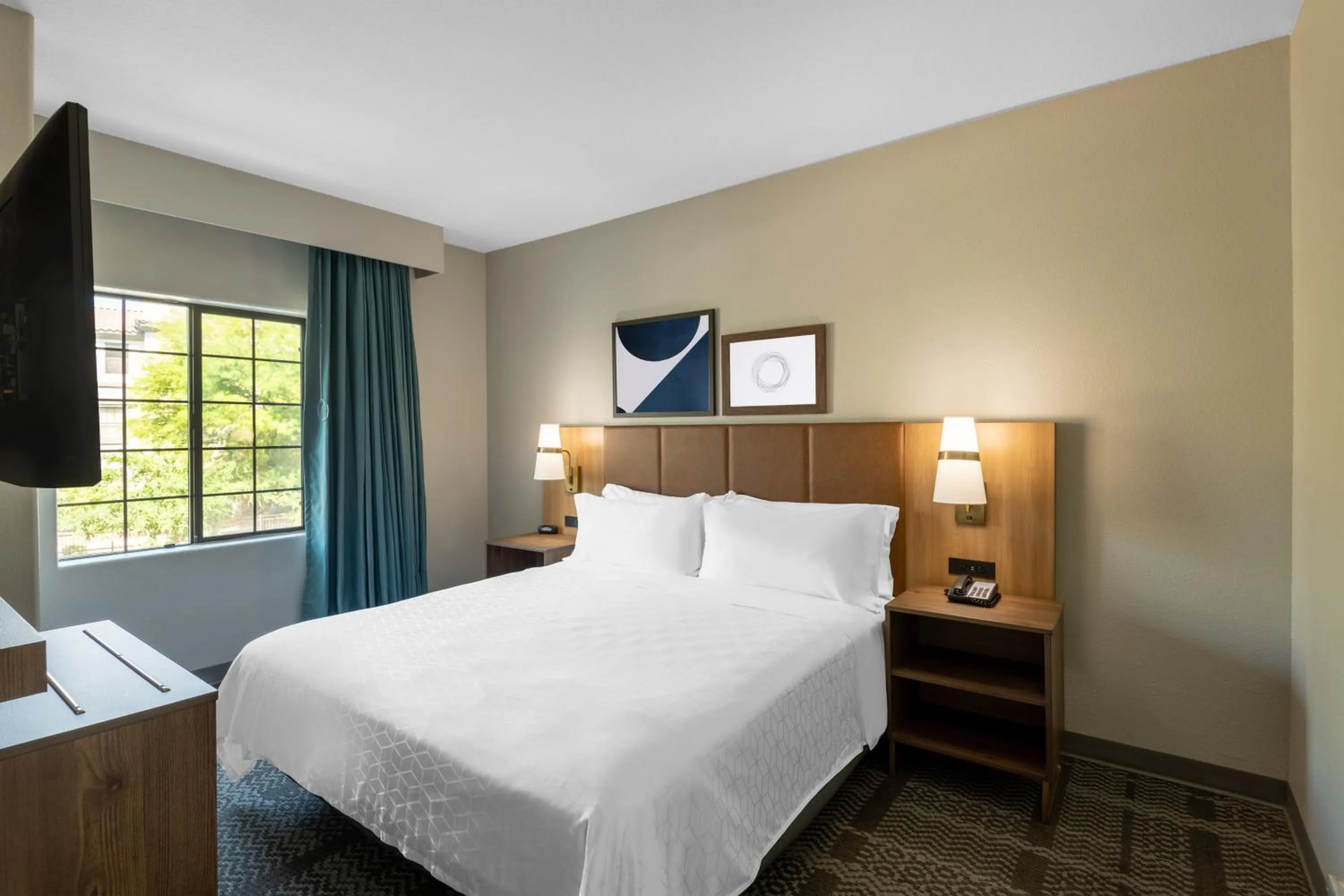 Photo of the whole room, Bed in Staybridge Suites Phoenix Glendale Sports Dist by IHG