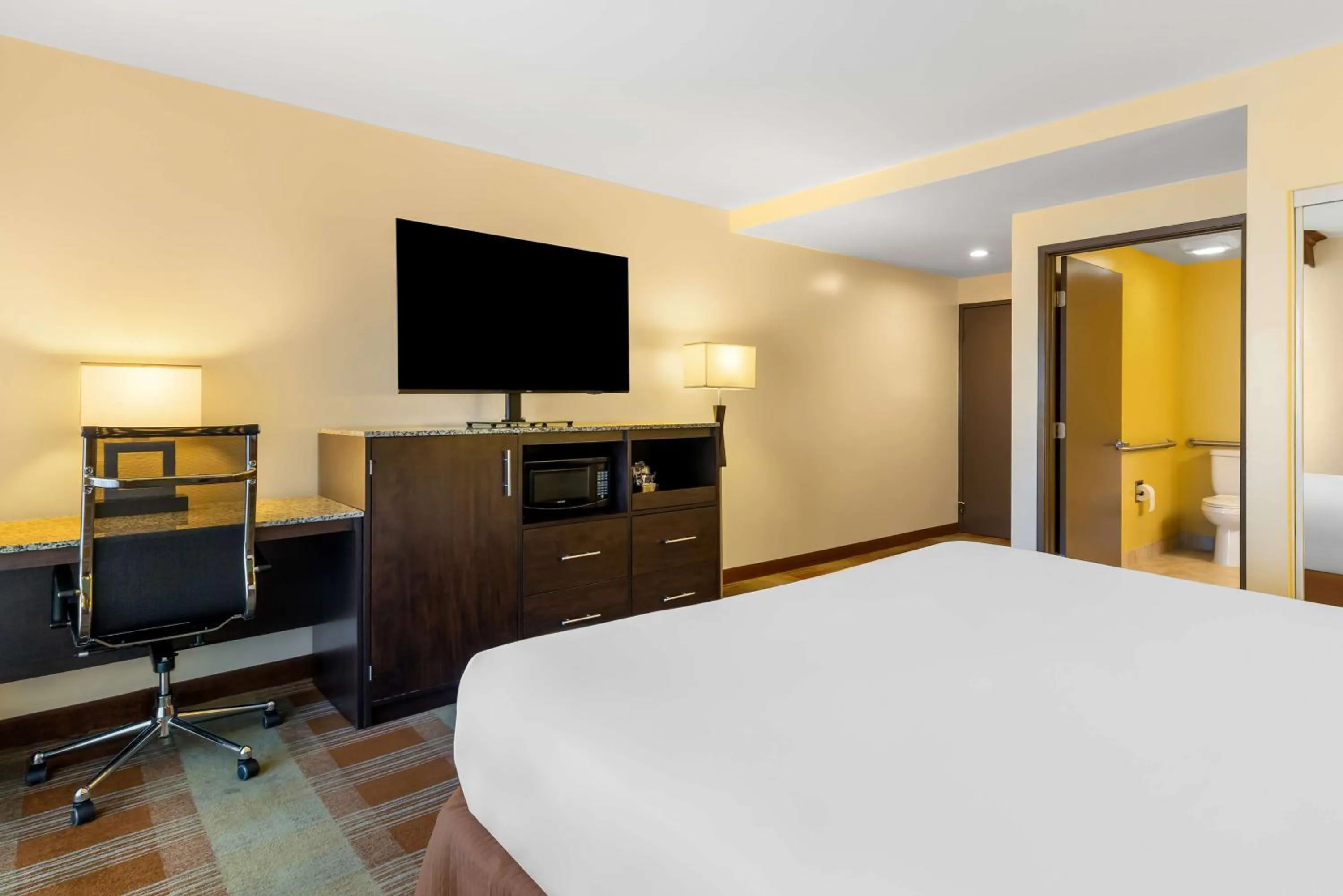 Bedroom, Bed in Best Western Date Tree Hotel