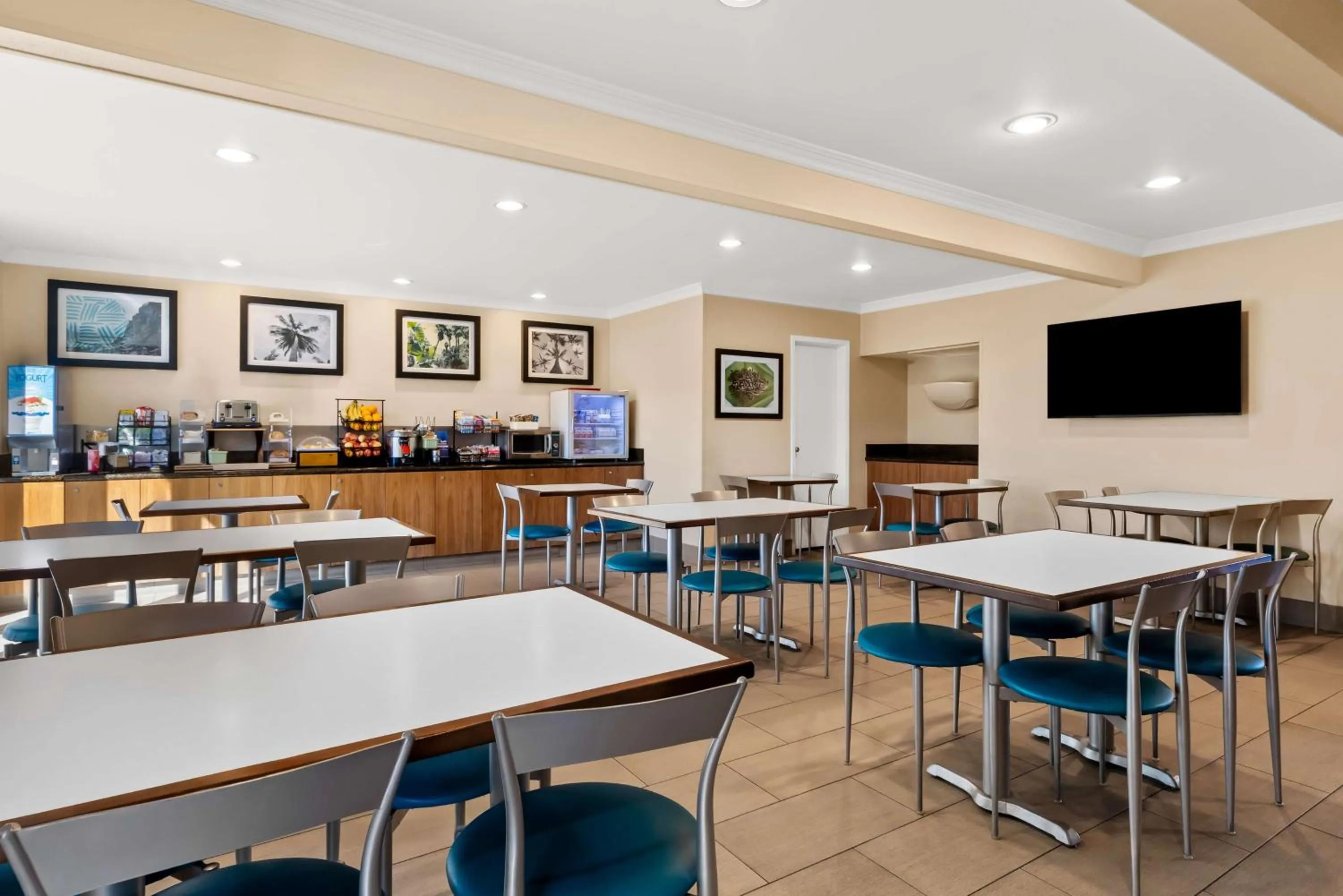 Breakfast in Best Western Date Tree Hotel