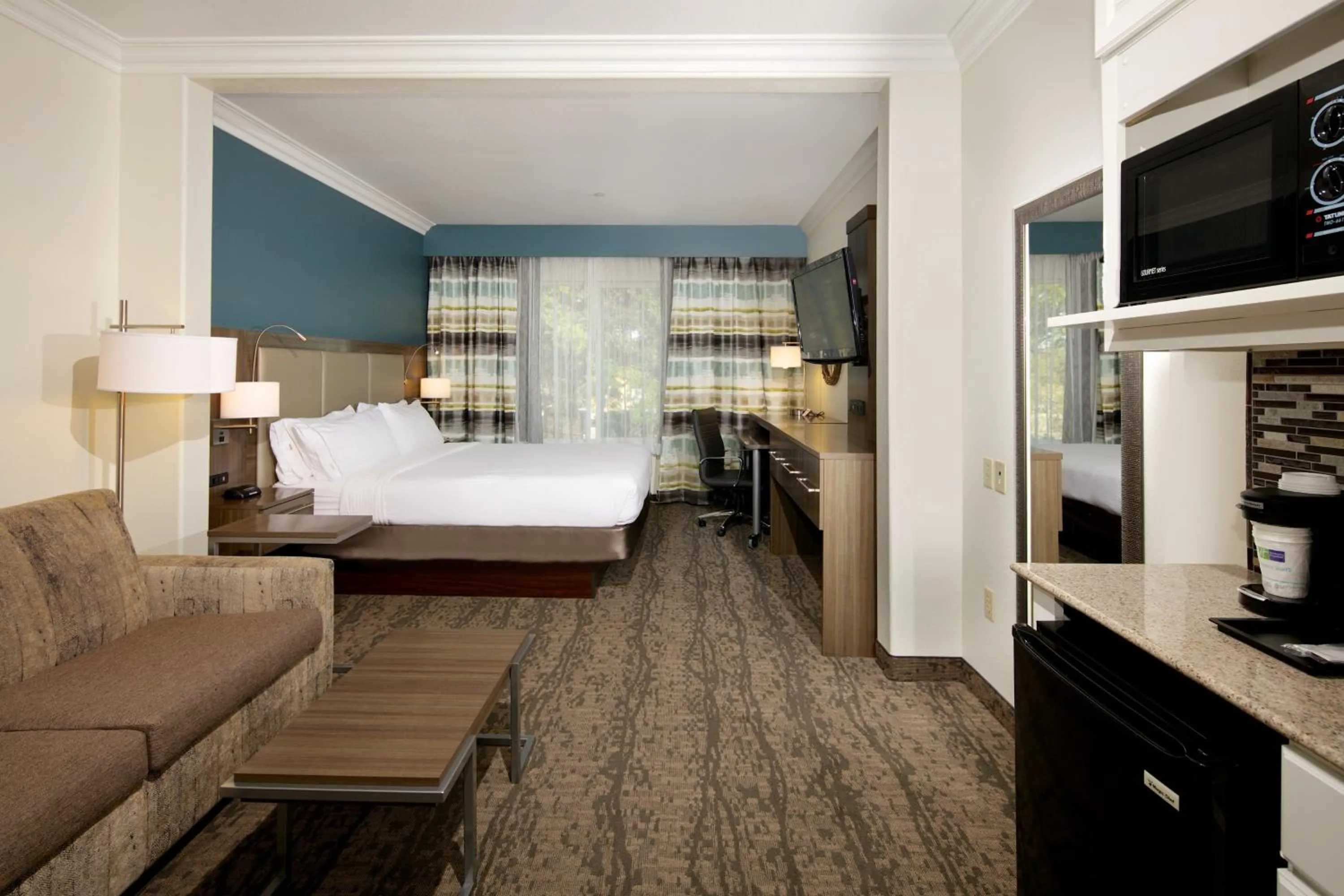 Photo of the whole room, Bed in Holiday Inn Express Hotel & Suites - Paso Robles by IHG