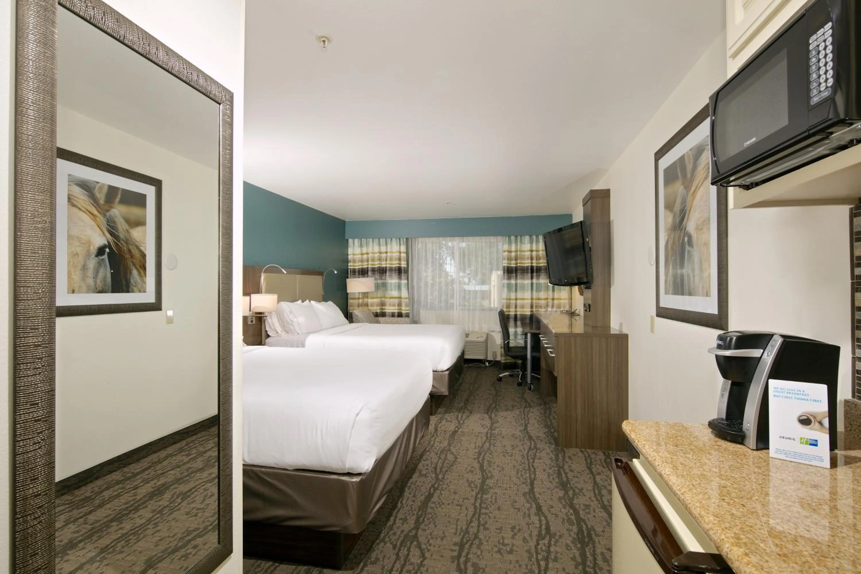 Photo of the whole room, Bed in Holiday Inn Express Hotel & Suites - Paso Robles by IHG