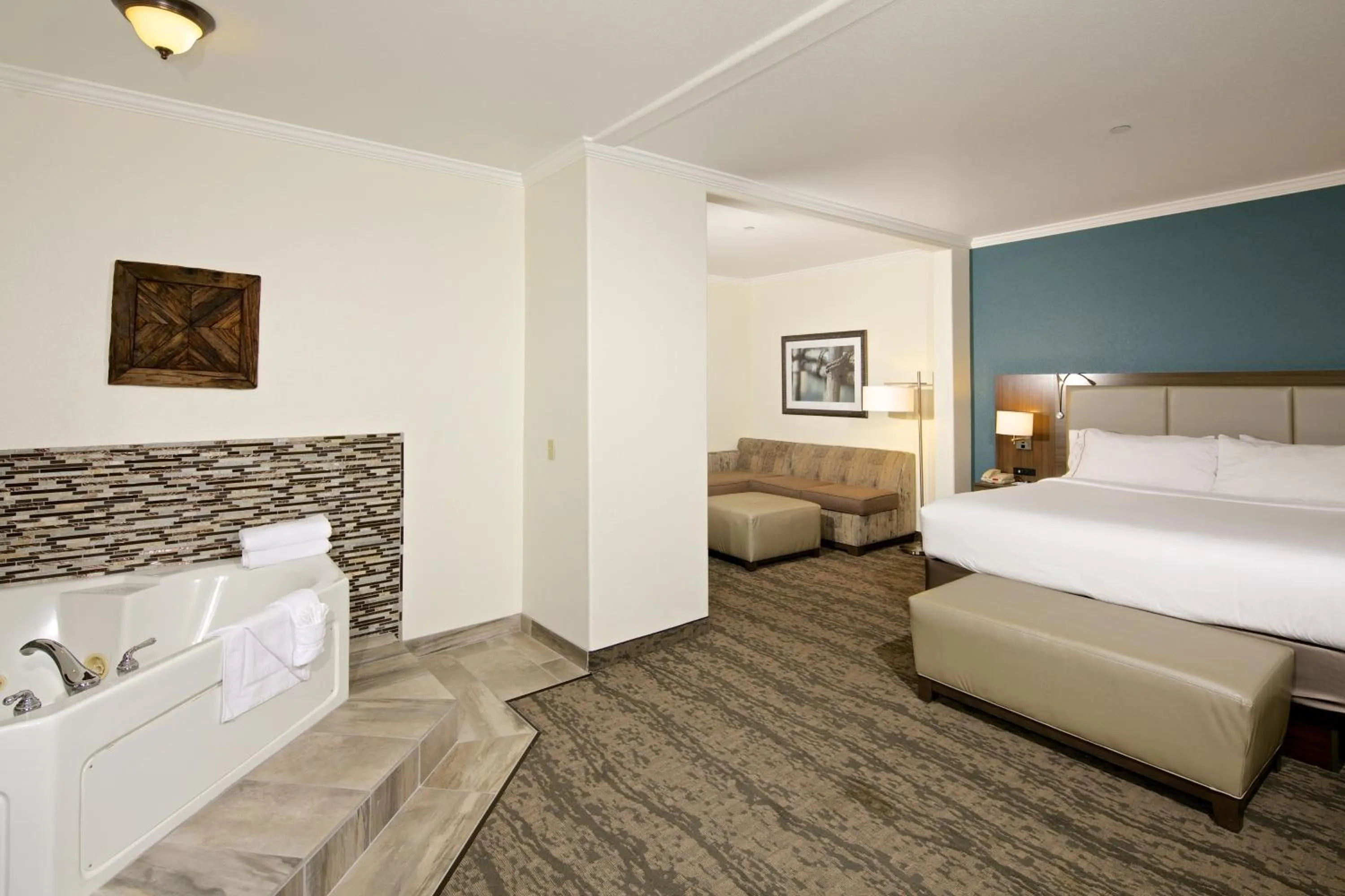 Photo of the whole room, Bed in Holiday Inn Express Hotel & Suites - Paso Robles by IHG