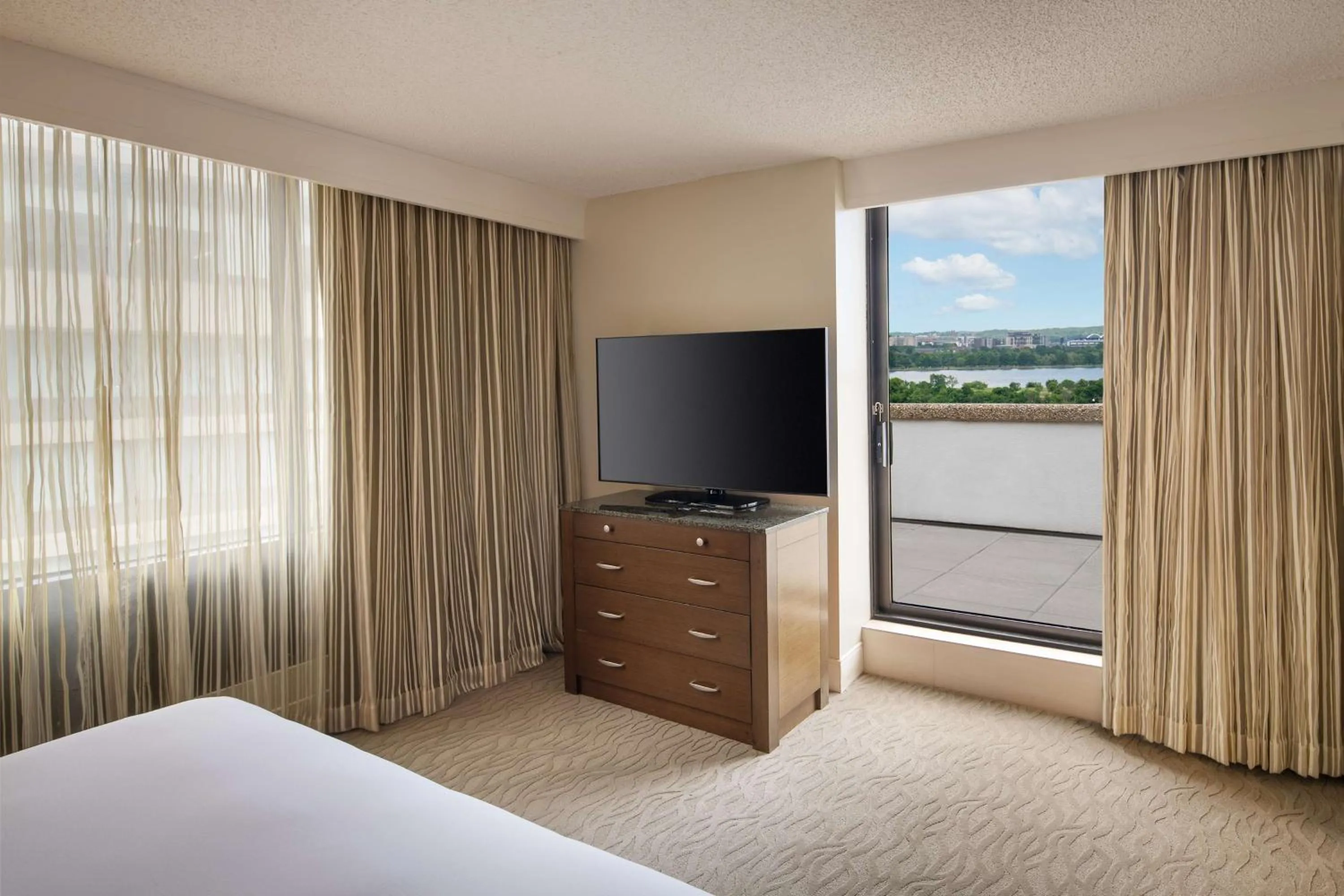 Bedroom, Bed in DoubleTree by Hilton Washington DC – Crystal City