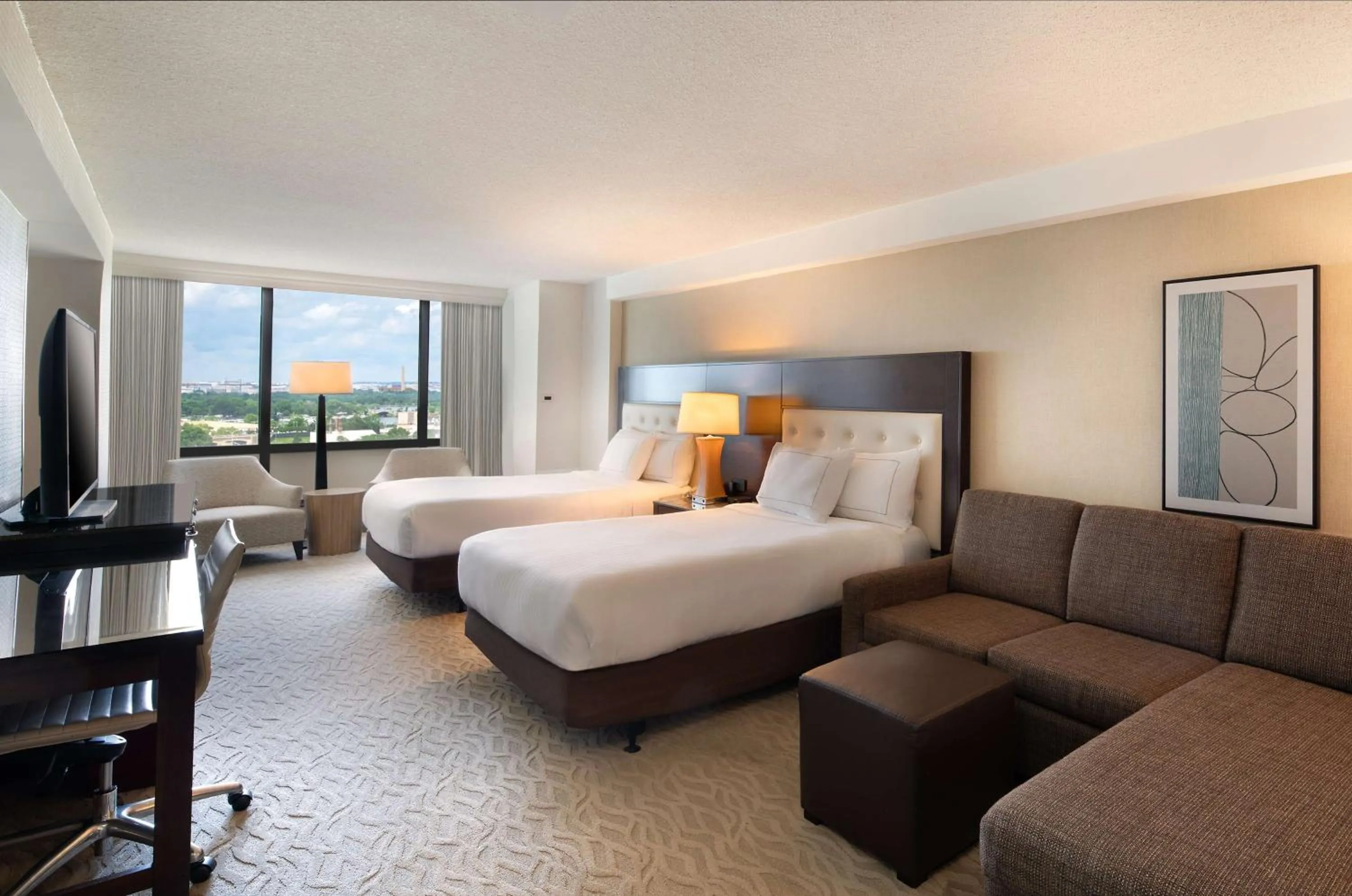 Living room, Bed in DoubleTree by Hilton Washington DC – Crystal City