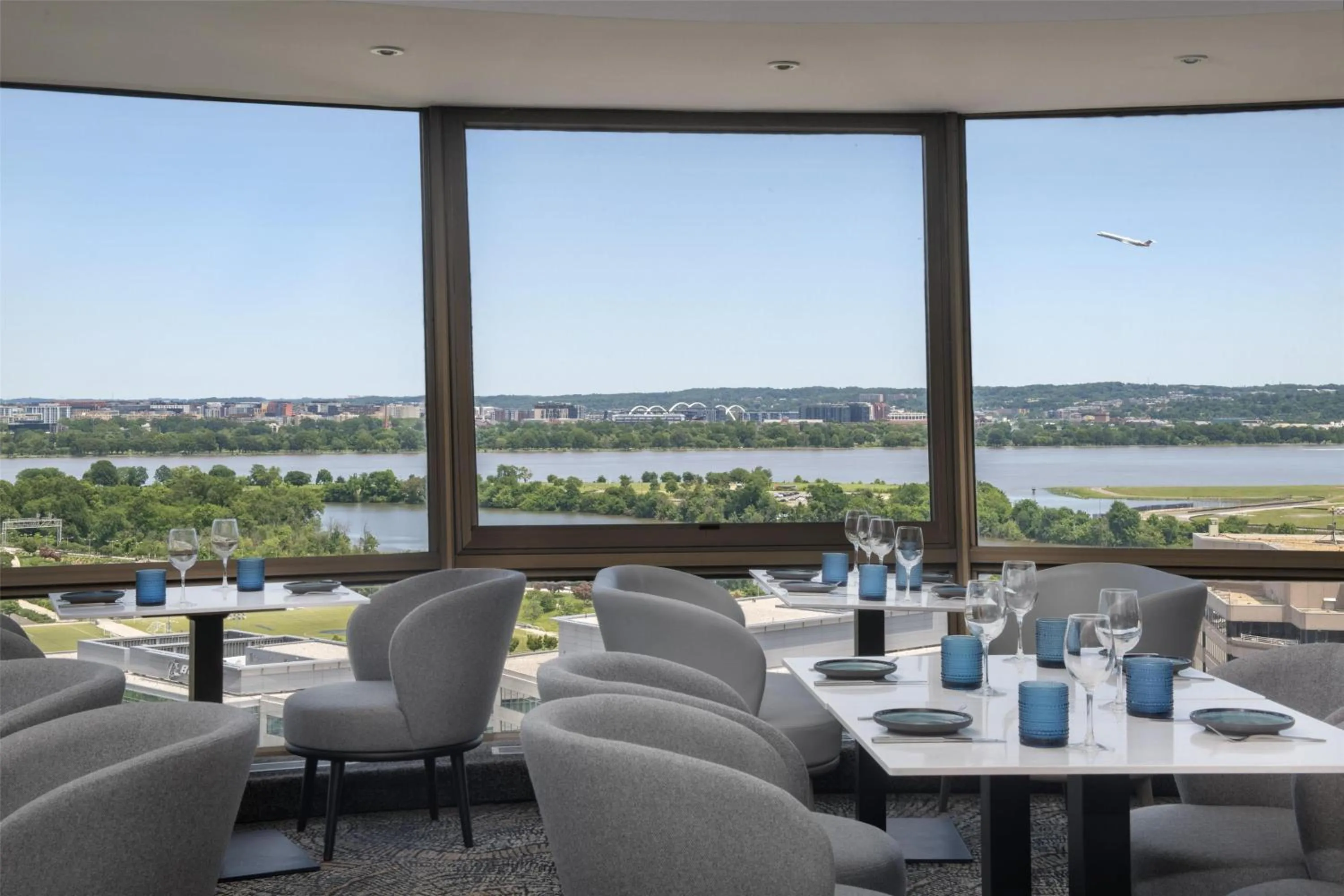 Lounge or bar in DoubleTree by Hilton Washington DC – Crystal City