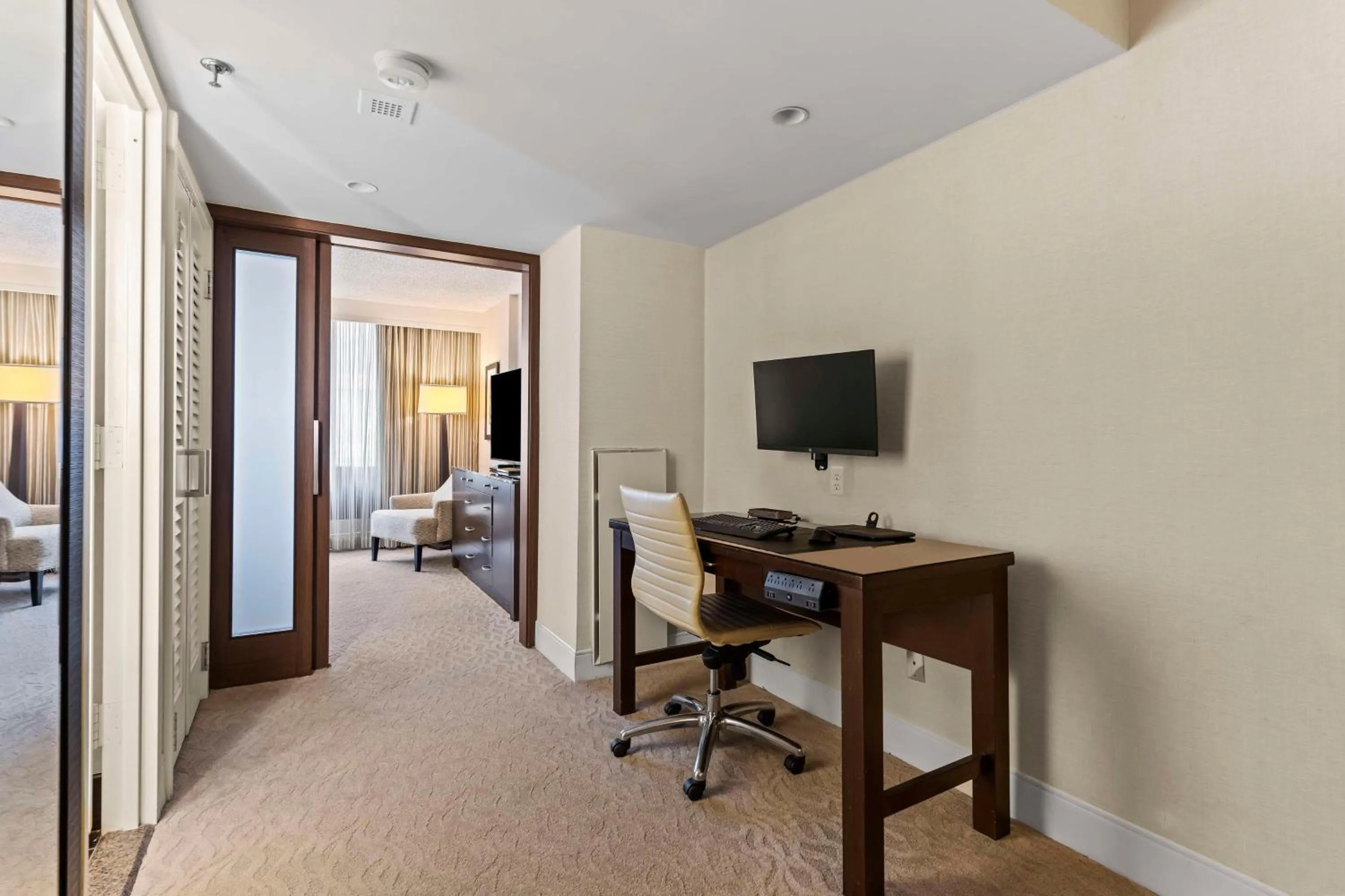 Bedroom, Bed in DoubleTree by Hilton Washington DC – Crystal City