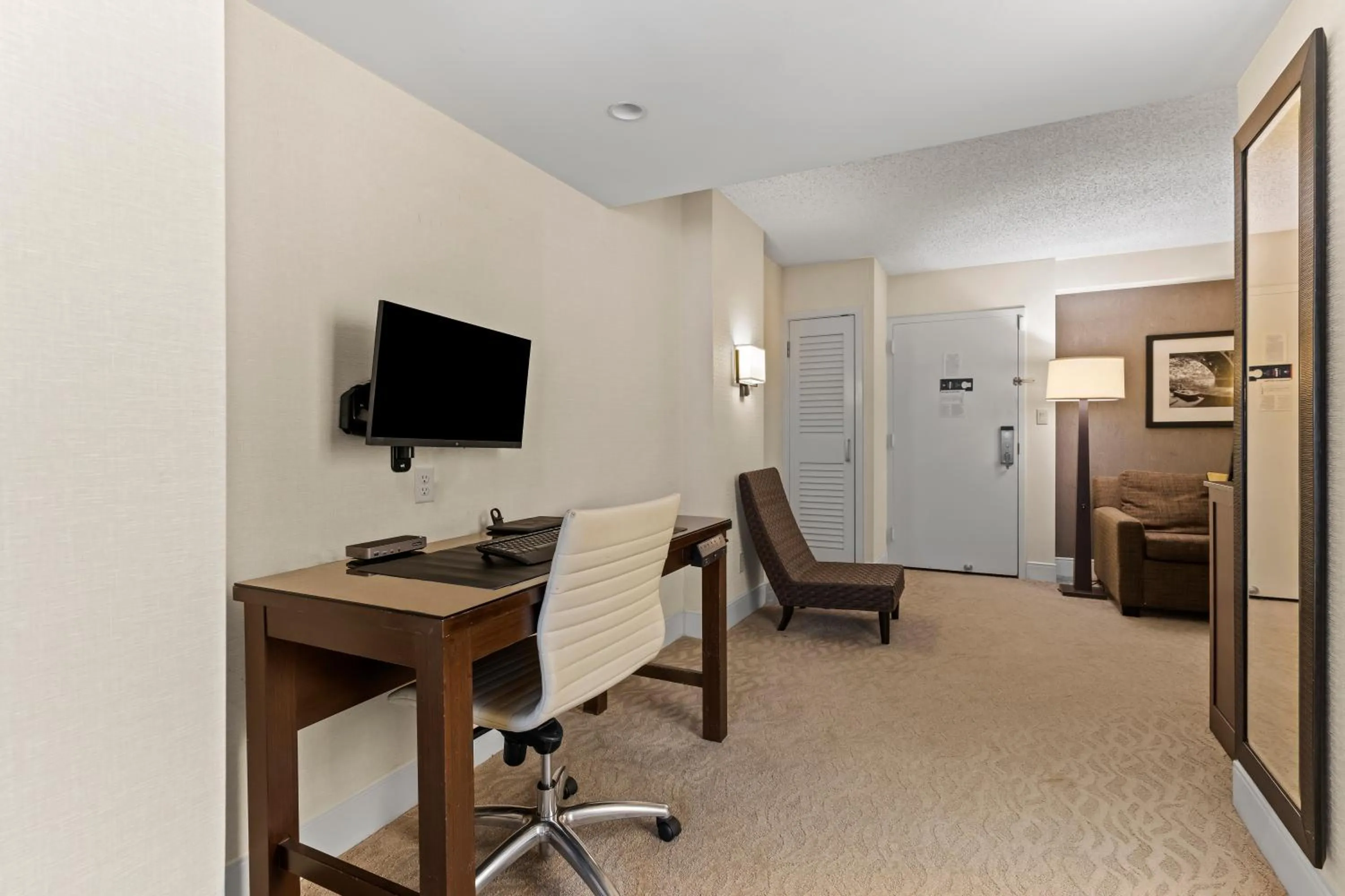Living room in DoubleTree by Hilton Washington DC – Crystal City